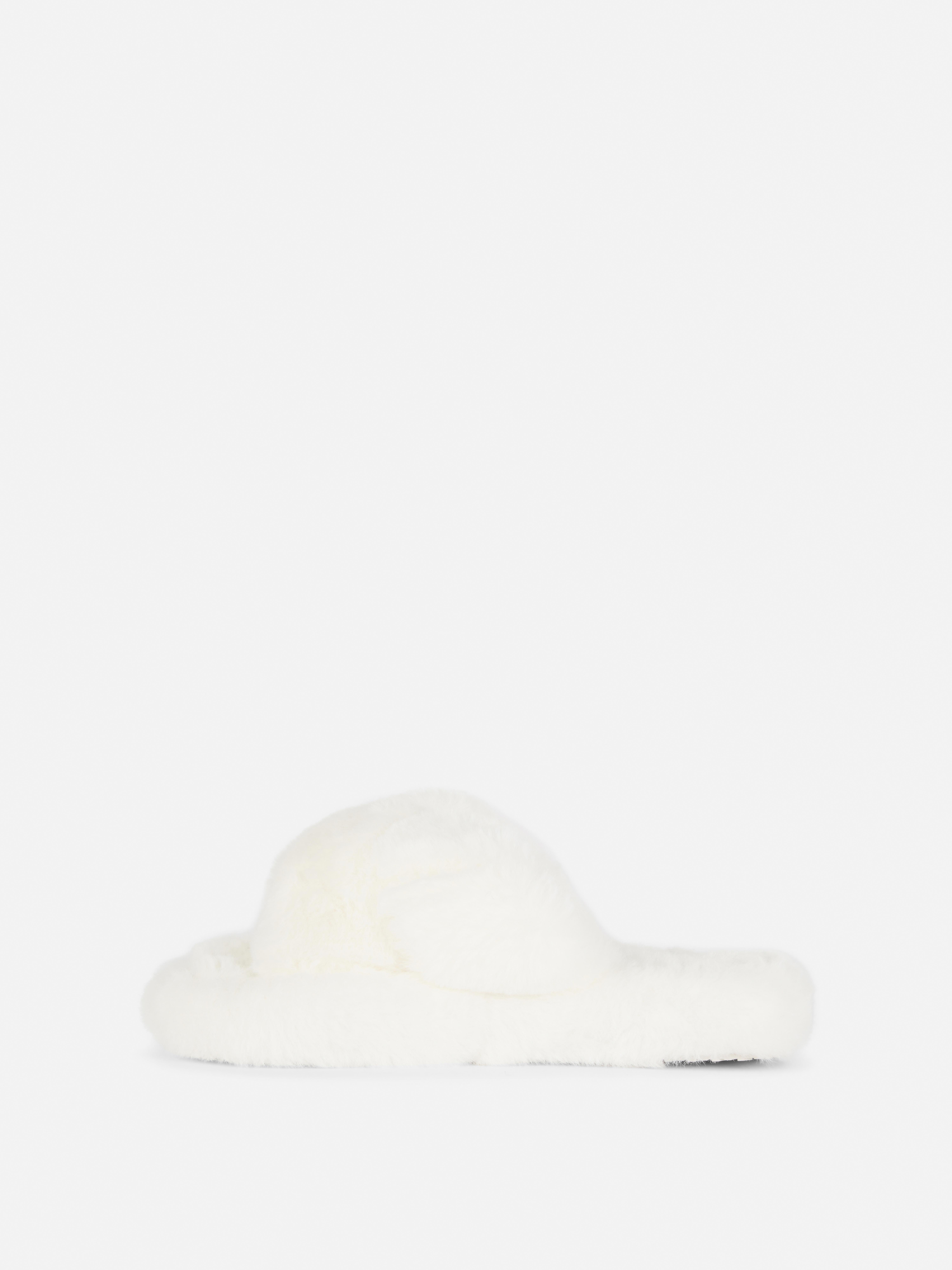 Pluizige pantoffels met gekruiste bandjes