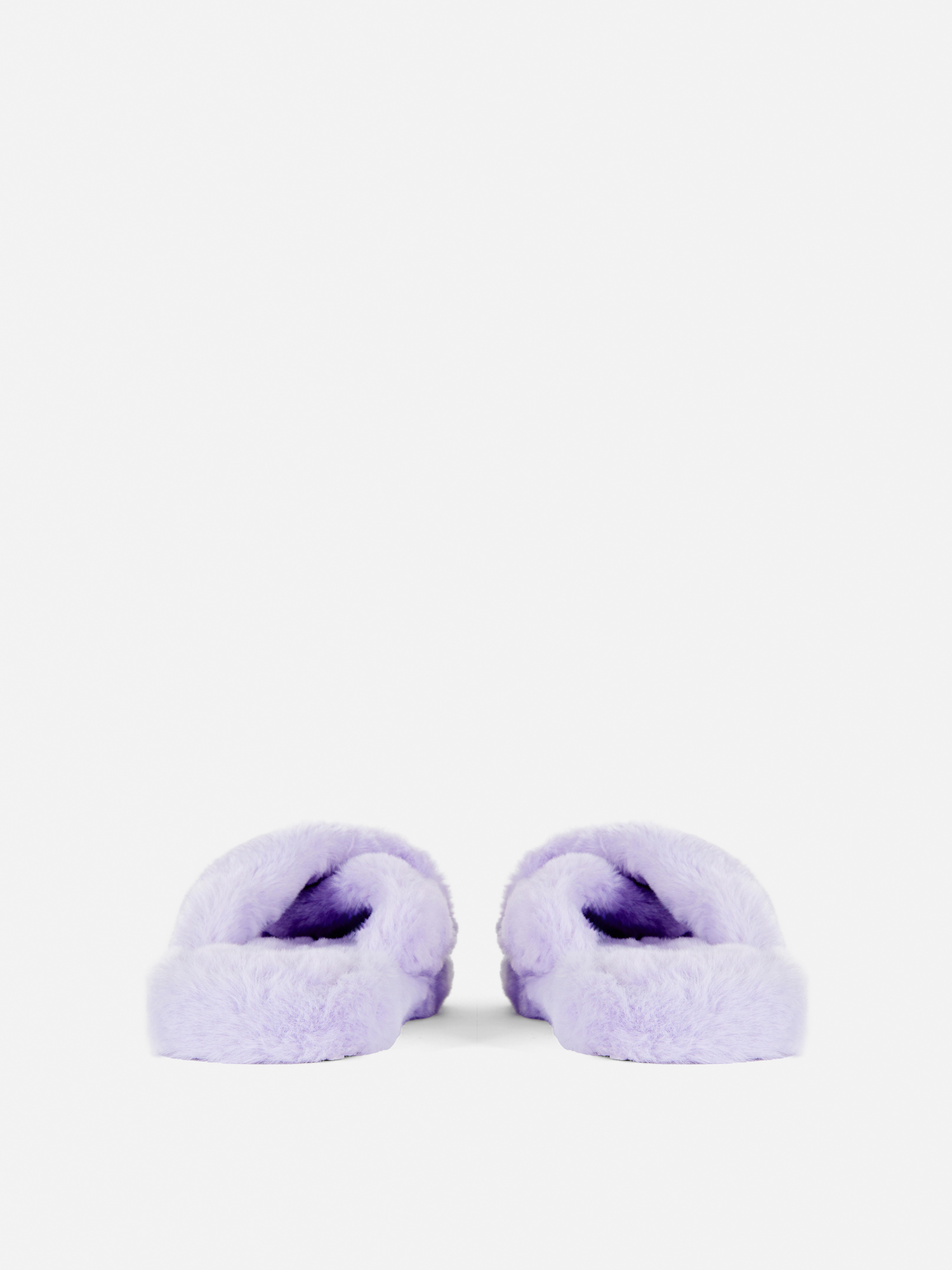 Chaussons duveteux à brides croisées