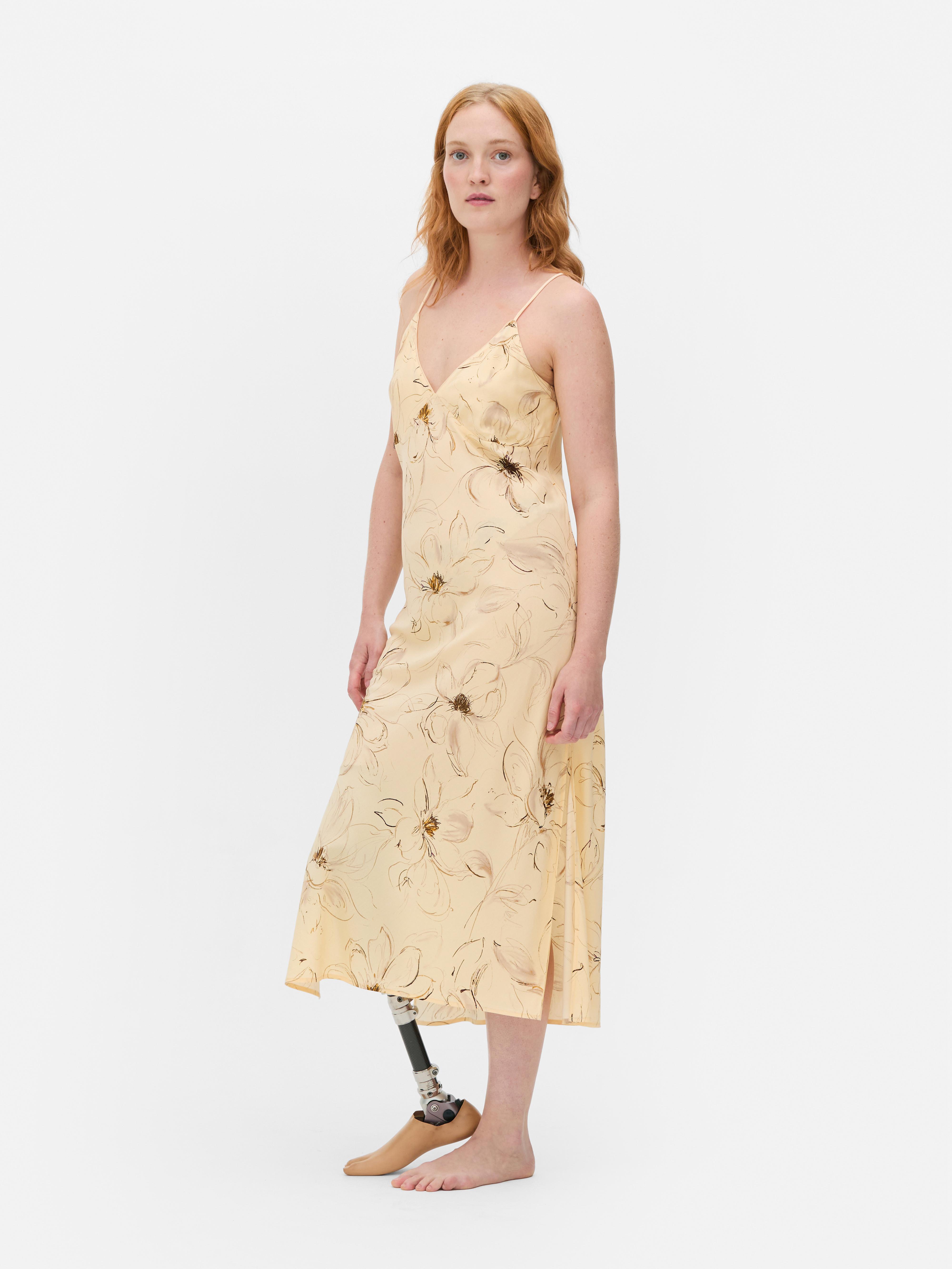 Camisón midi floral con escote de pico