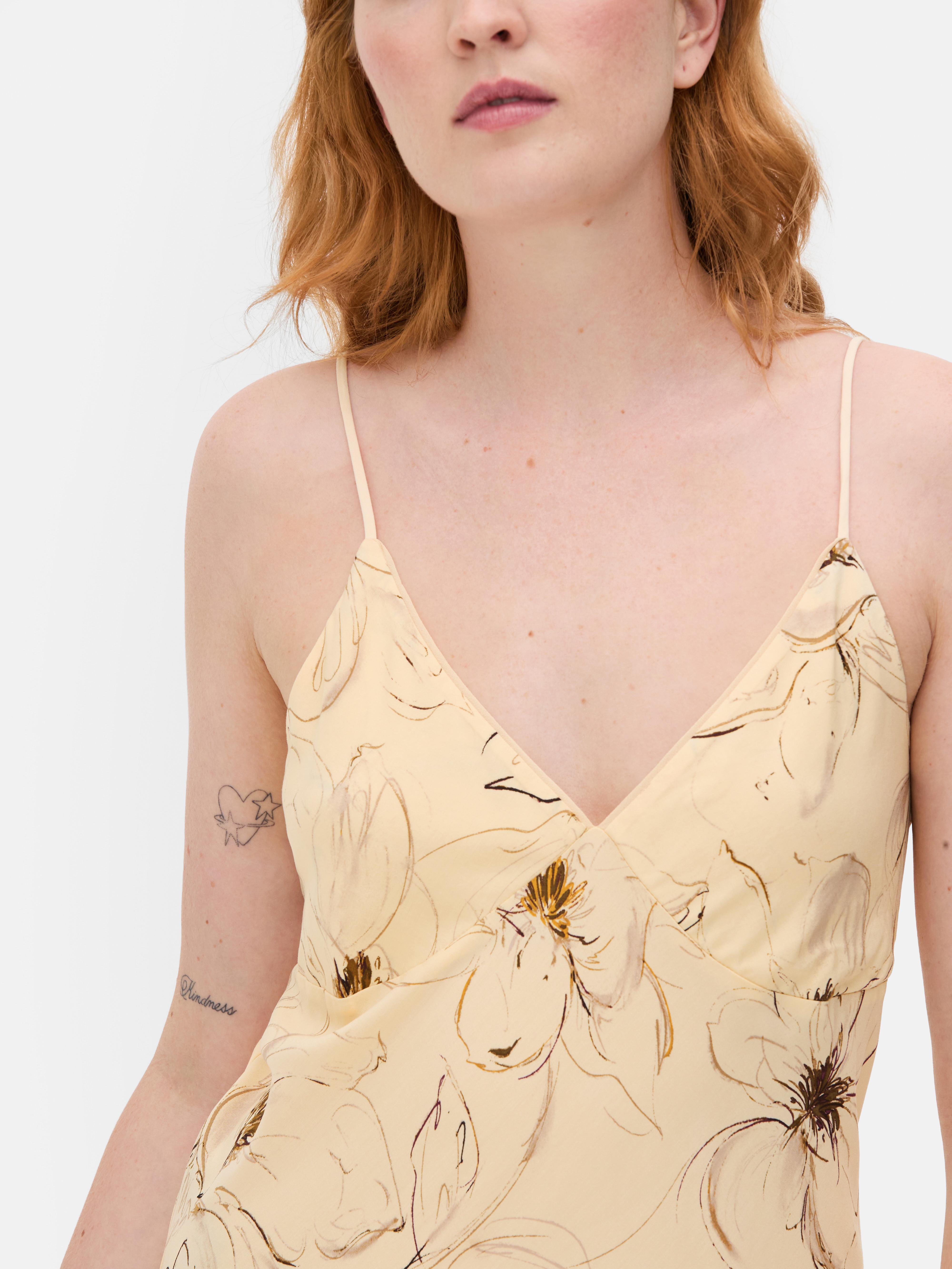Camisón midi floral con escote de pico