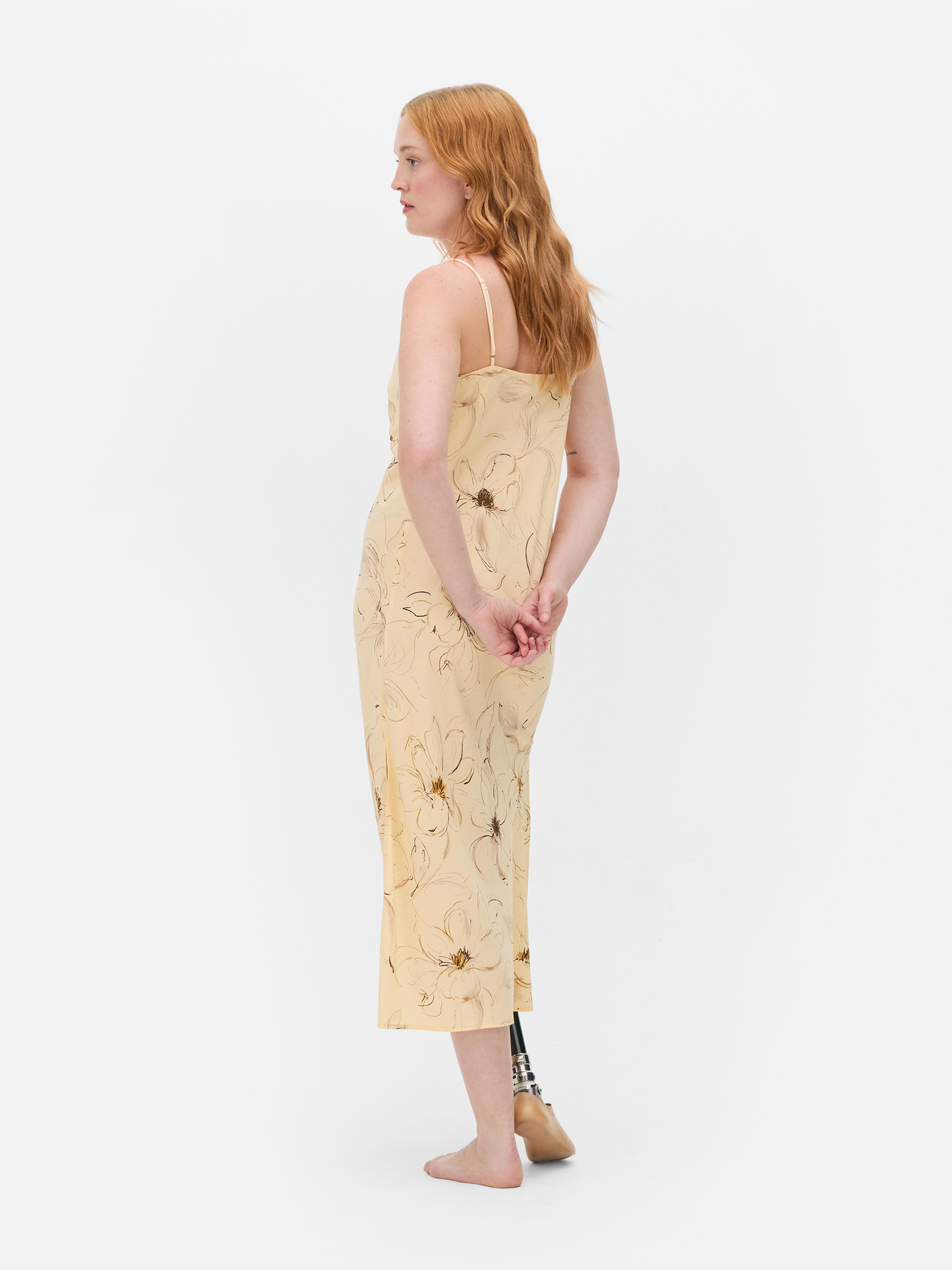 Camisón midi floral con escote de pico
