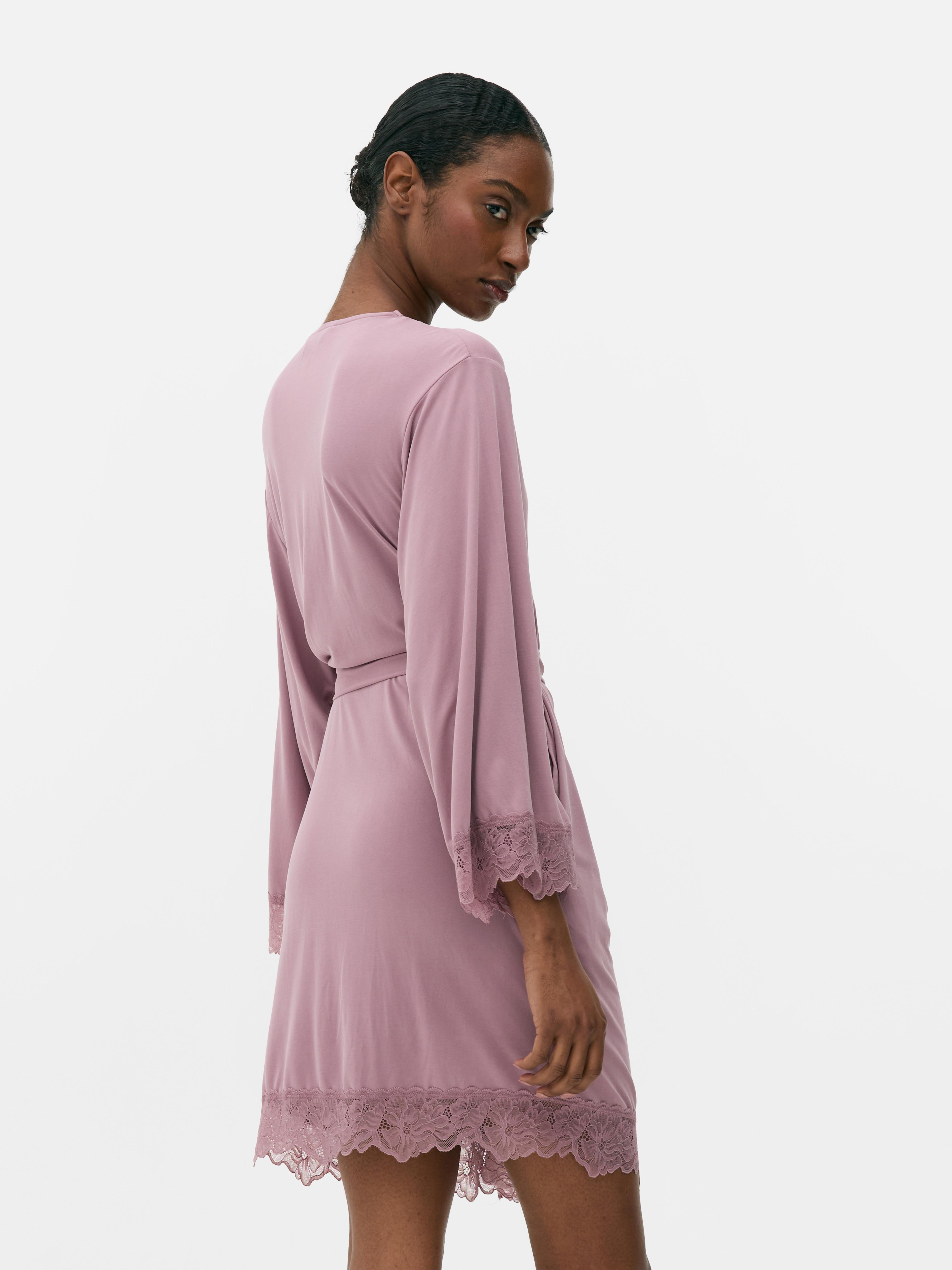 Robe de chambre mi-longue avec liseré en dentelle