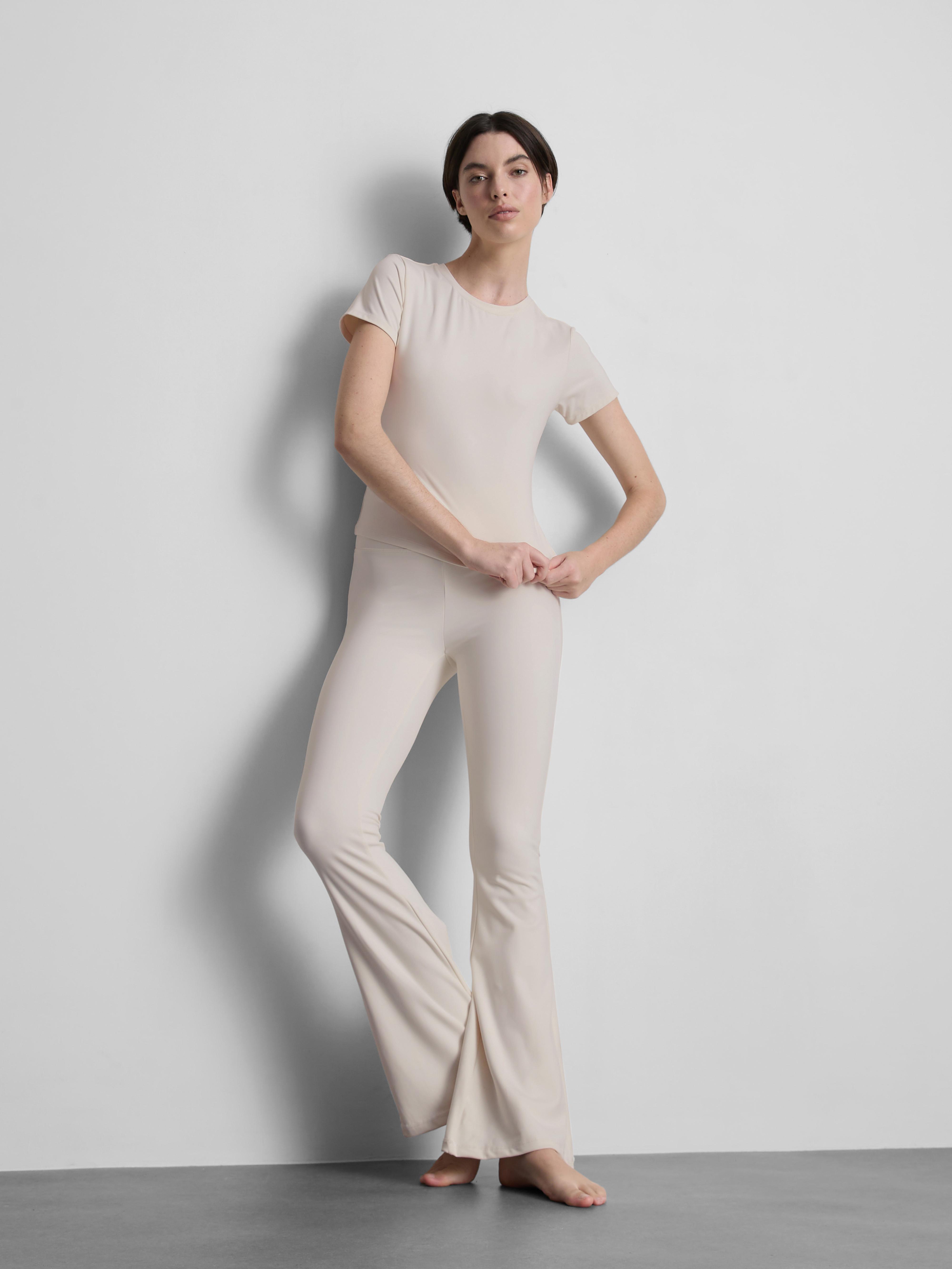 Maglia aderente con le spalle scoperte e strass decorativi