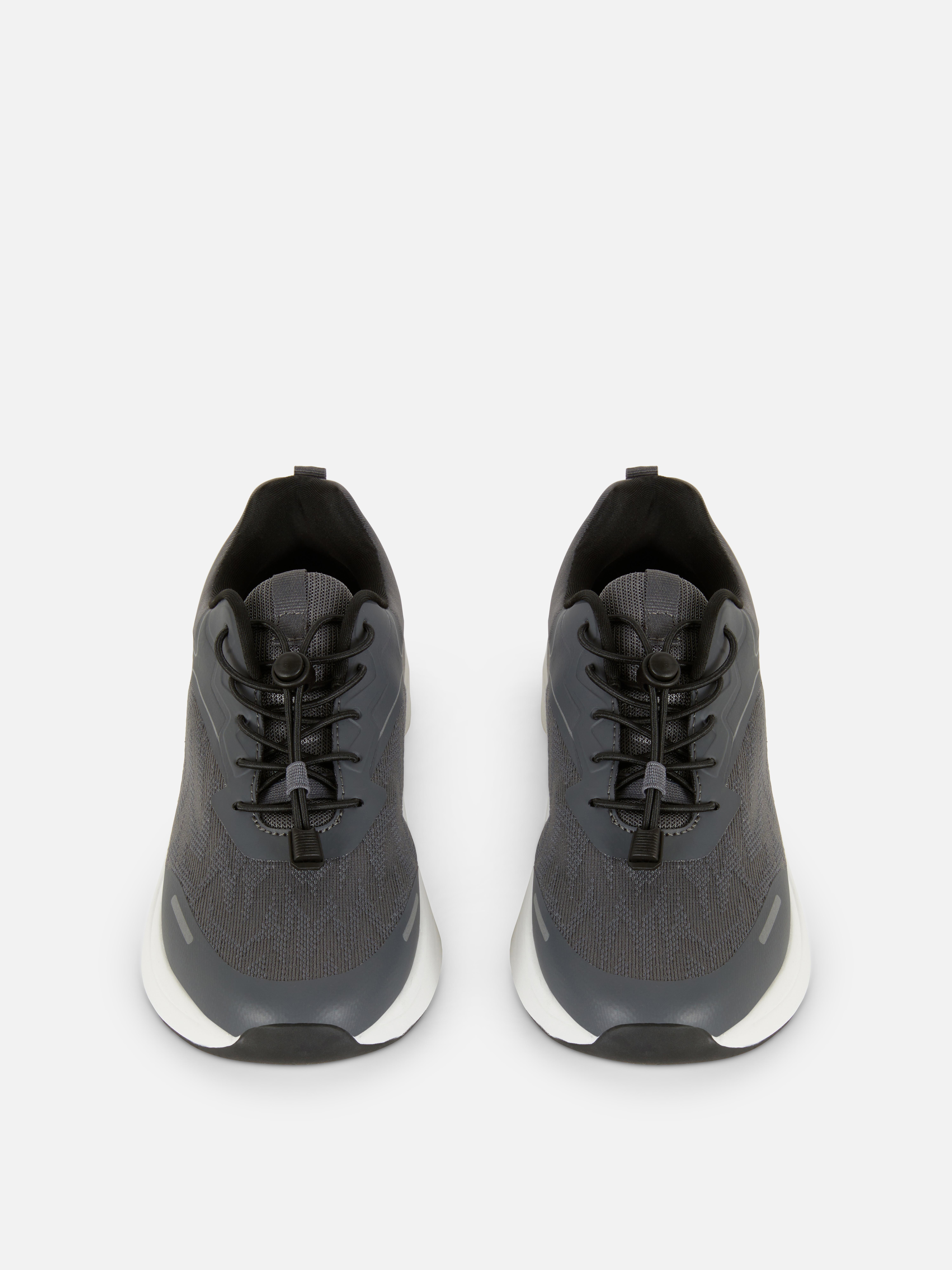 Robuuste sportsneakers met koordstoppers