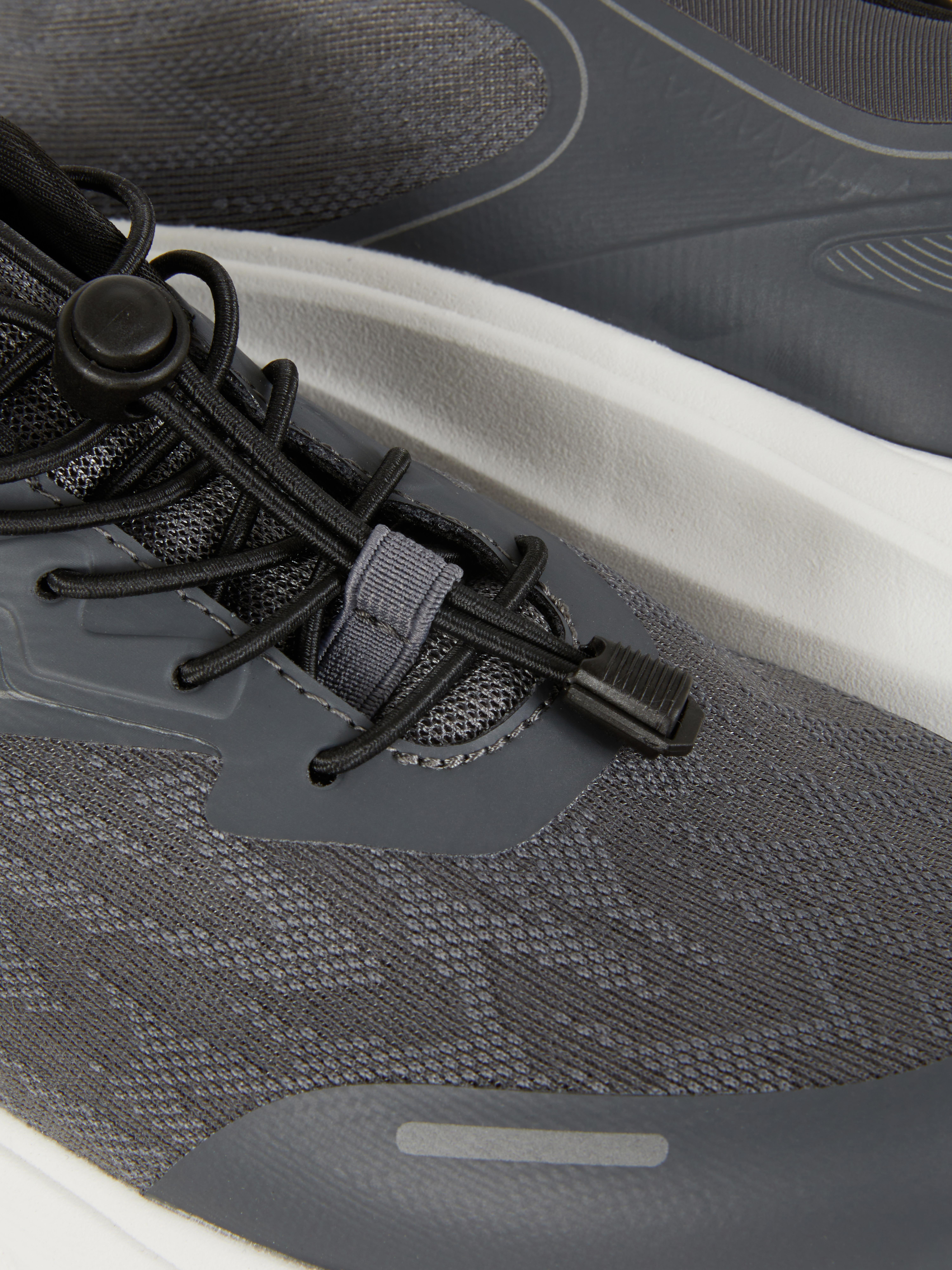 Robuuste sportsneakers met koordstoppers