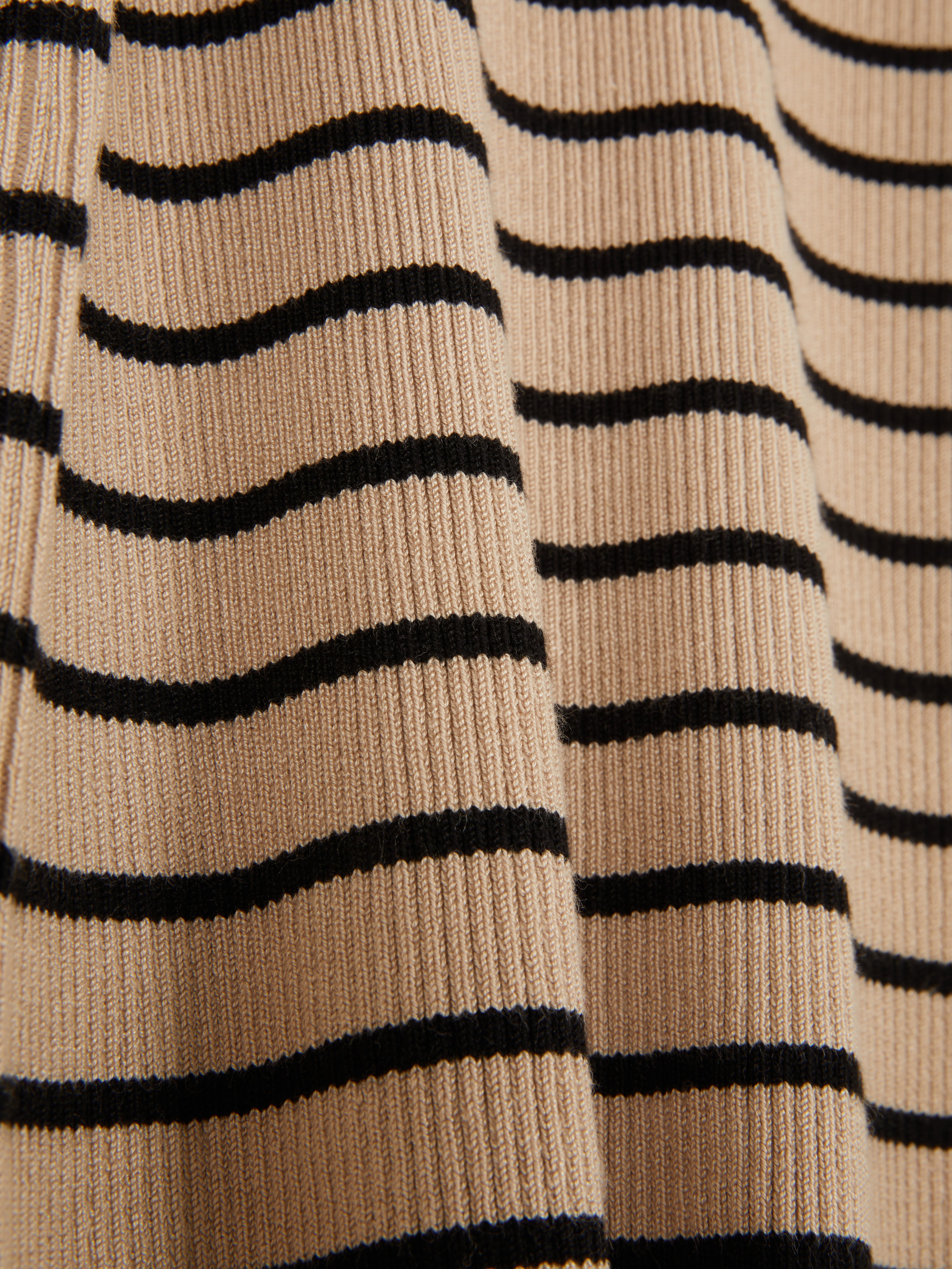 Gerippter Pullover mit Rundhalsausschnitt