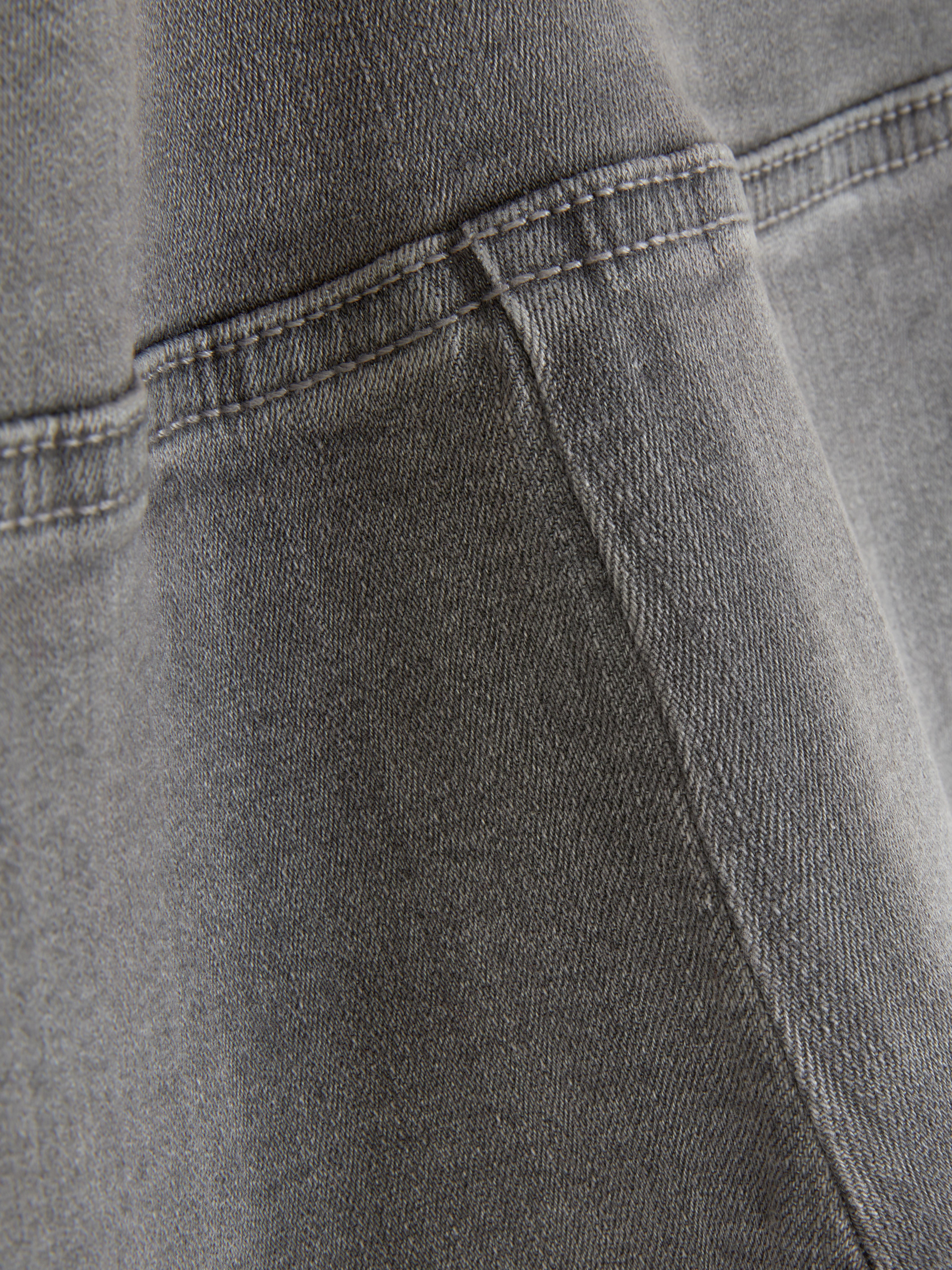Középmagas derekú, trapézszárú jeggings