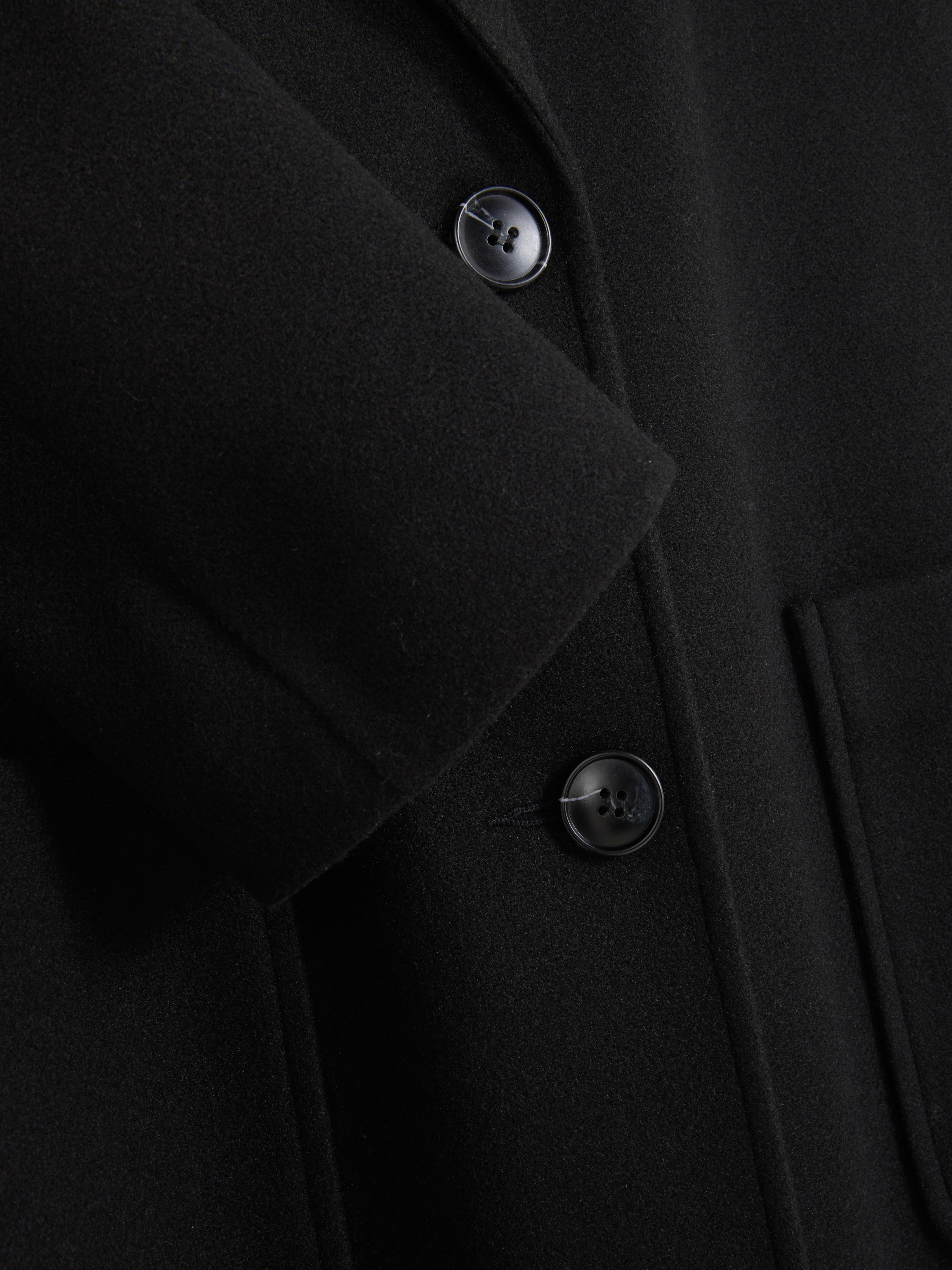 Abrigo midi con botonadura simple