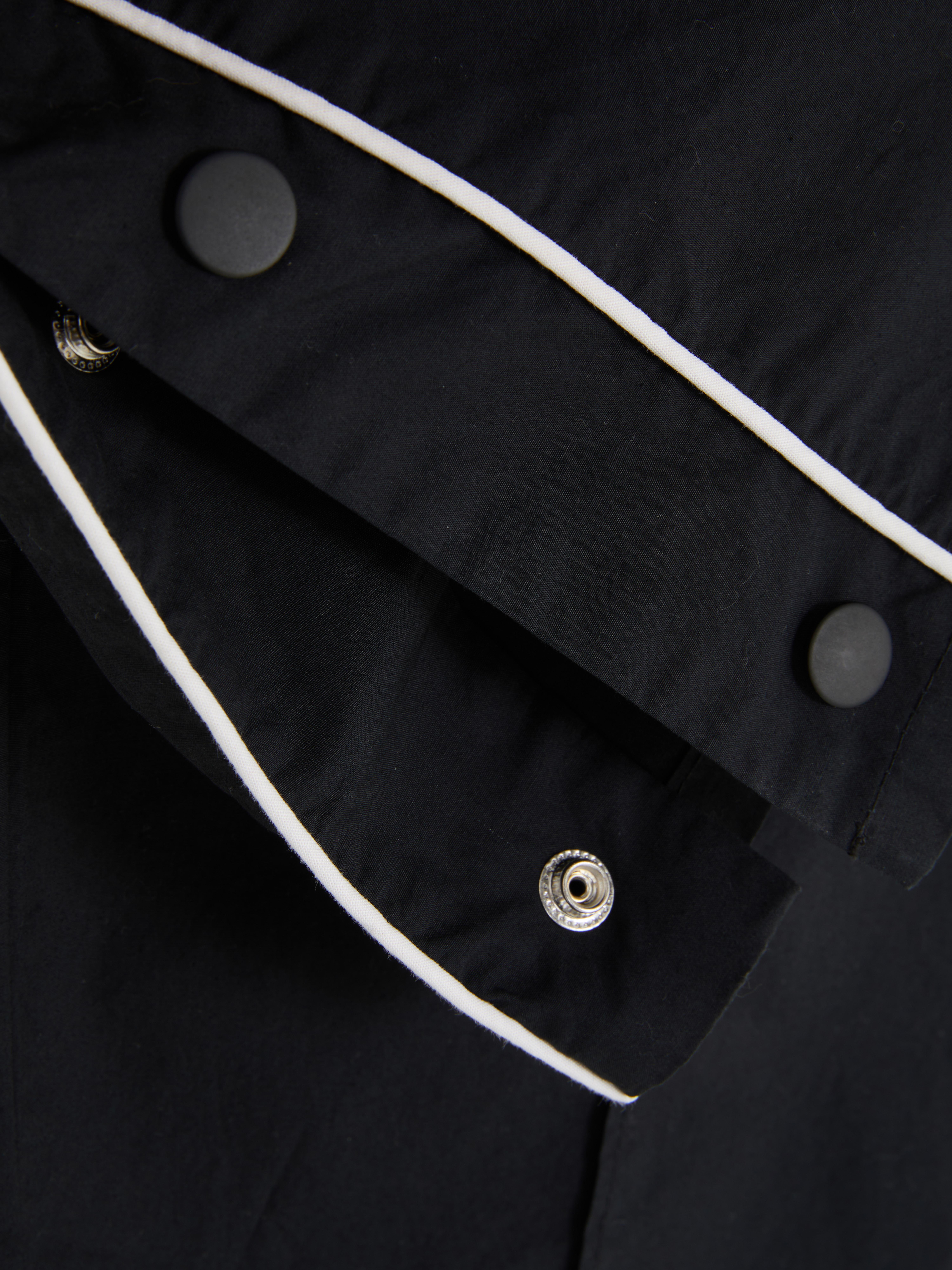 Pantalones con botones a presión