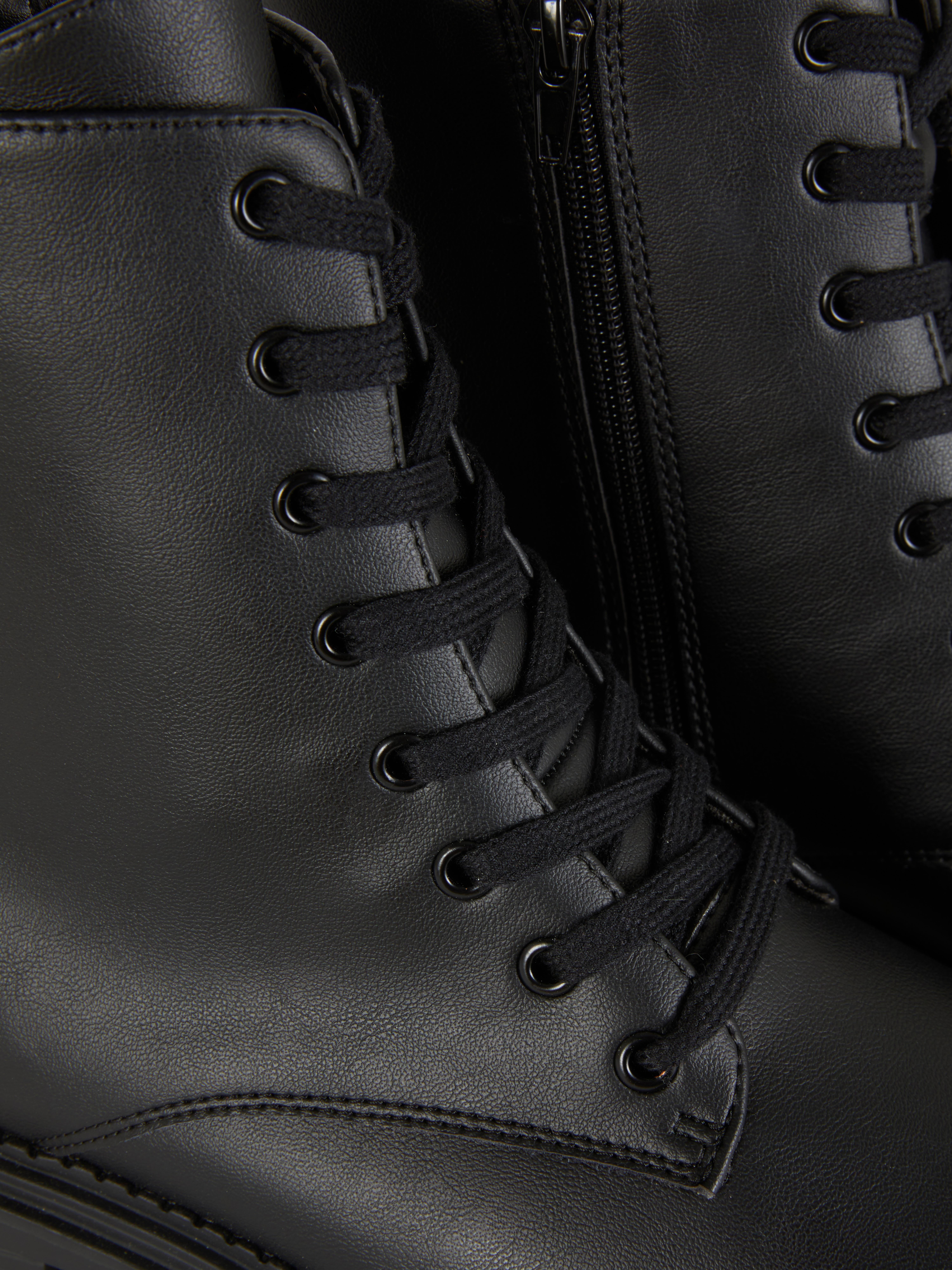 Bottines plates à lacets
