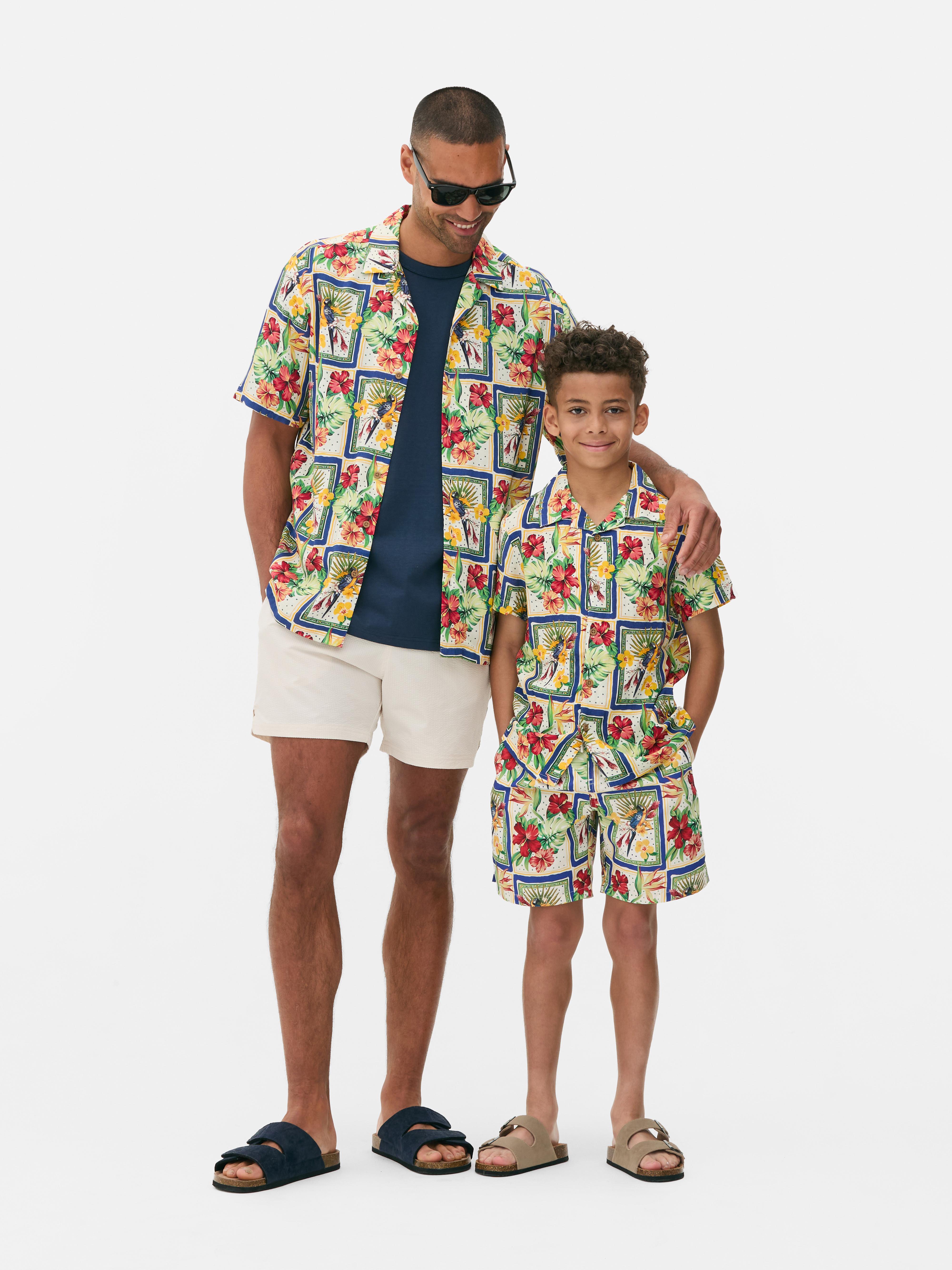 Badeshorts mit tropischem Postkarten-Print für Teeny Boys