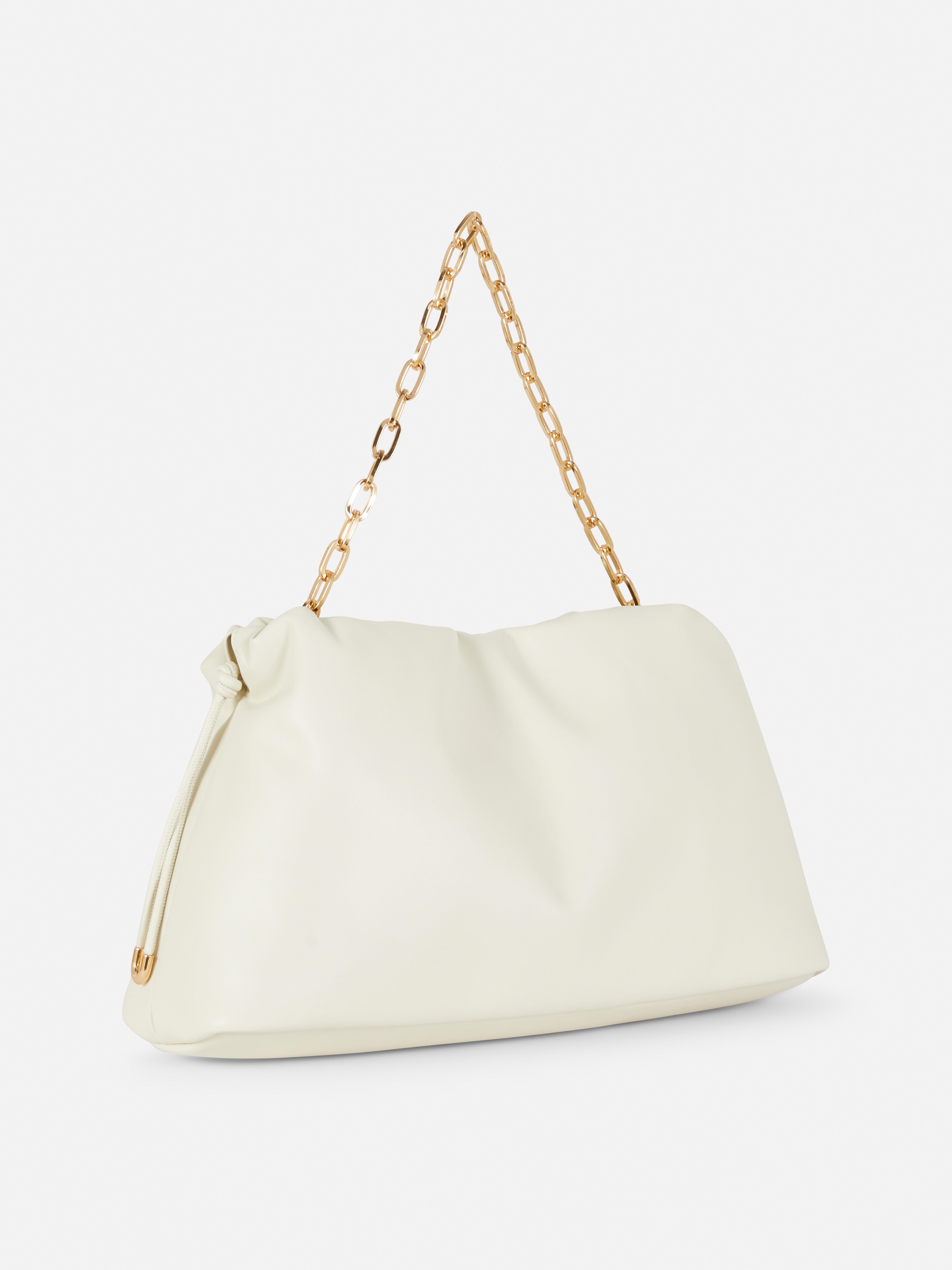 Geraffte Tasche mit Kettenriemen