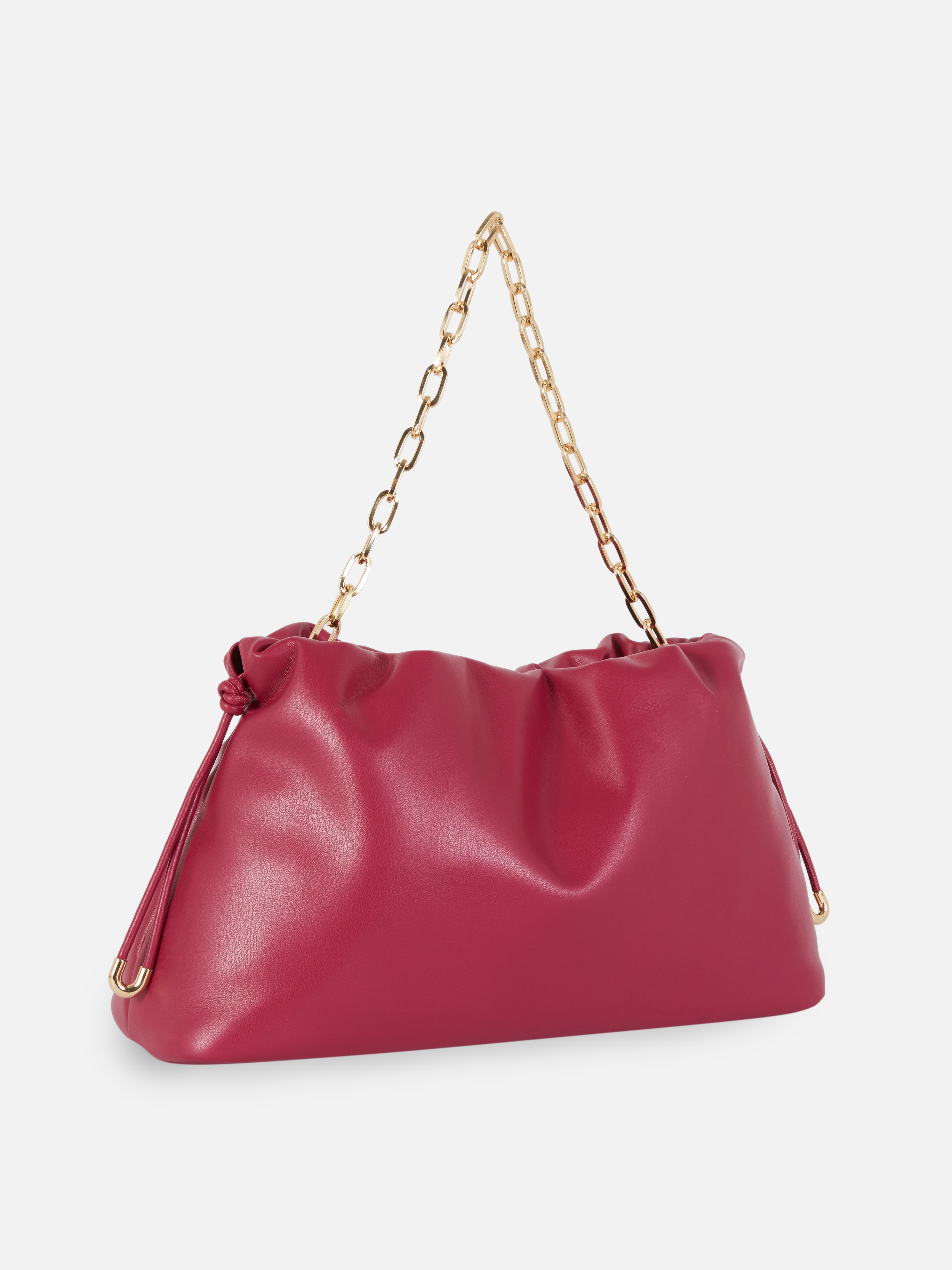 Geraffte Tasche mit Kettenriemen