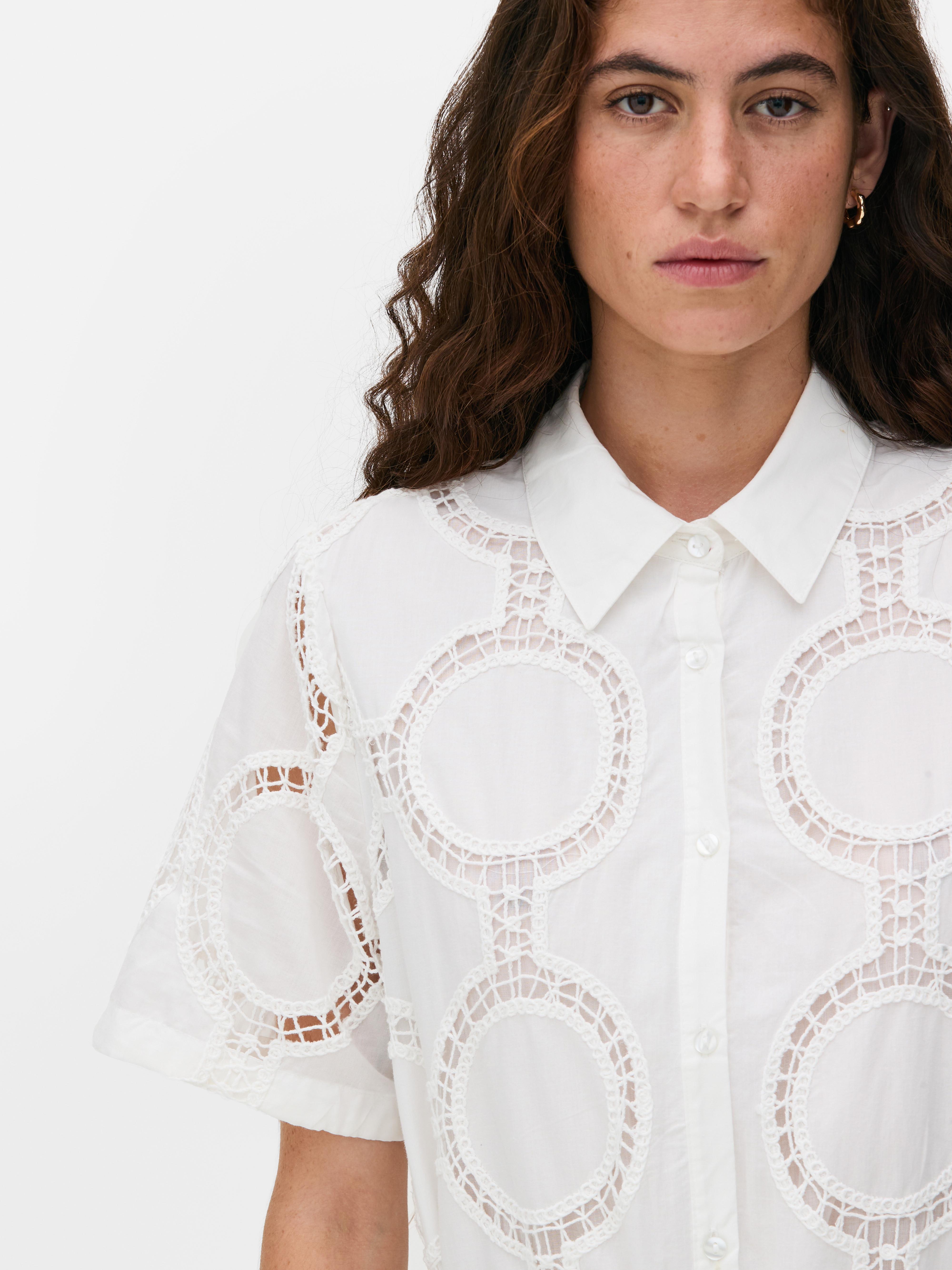 Vestido camiseiro midi bordado The Edit