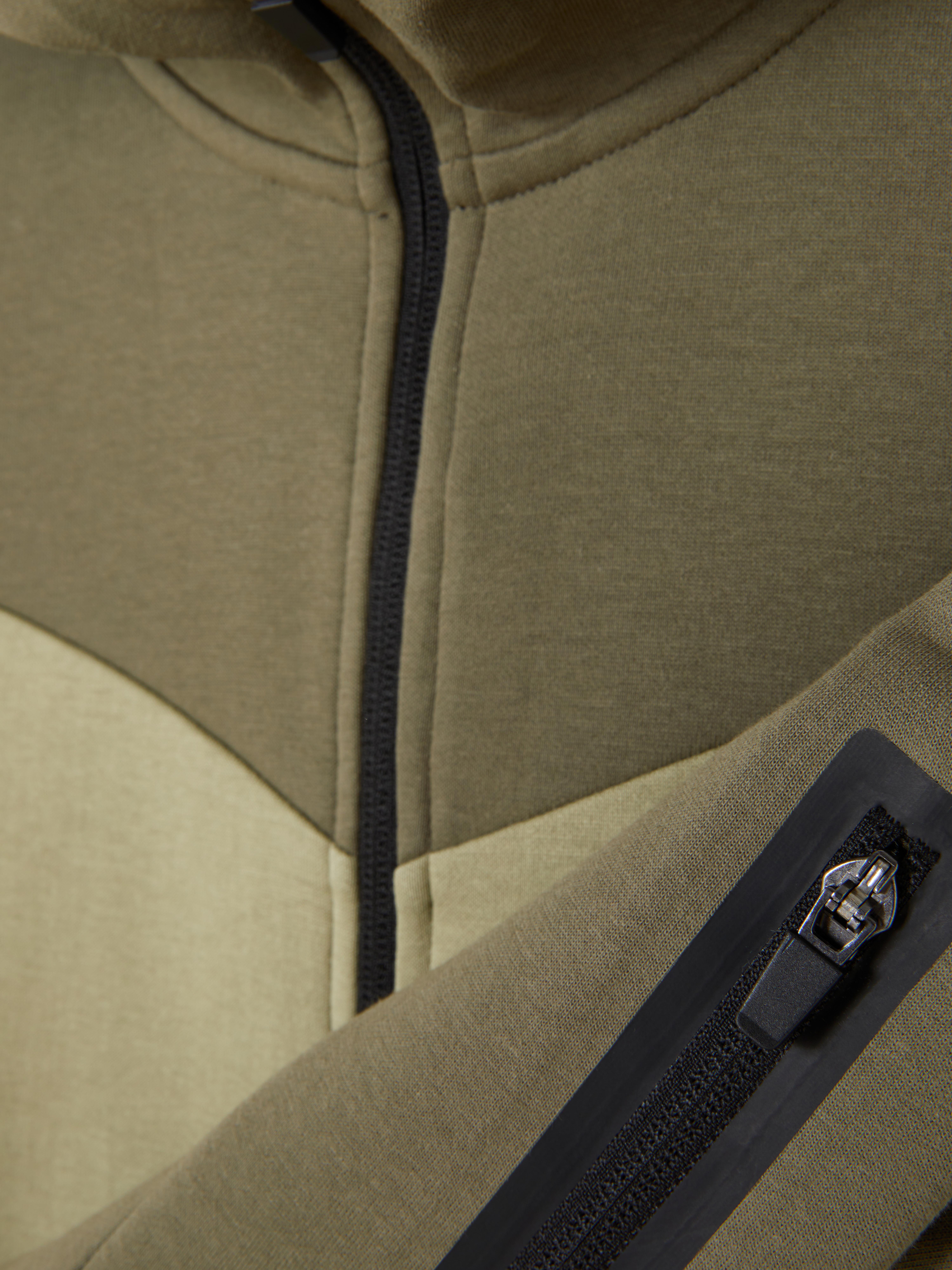 Chaqueta con capucha y cremallera