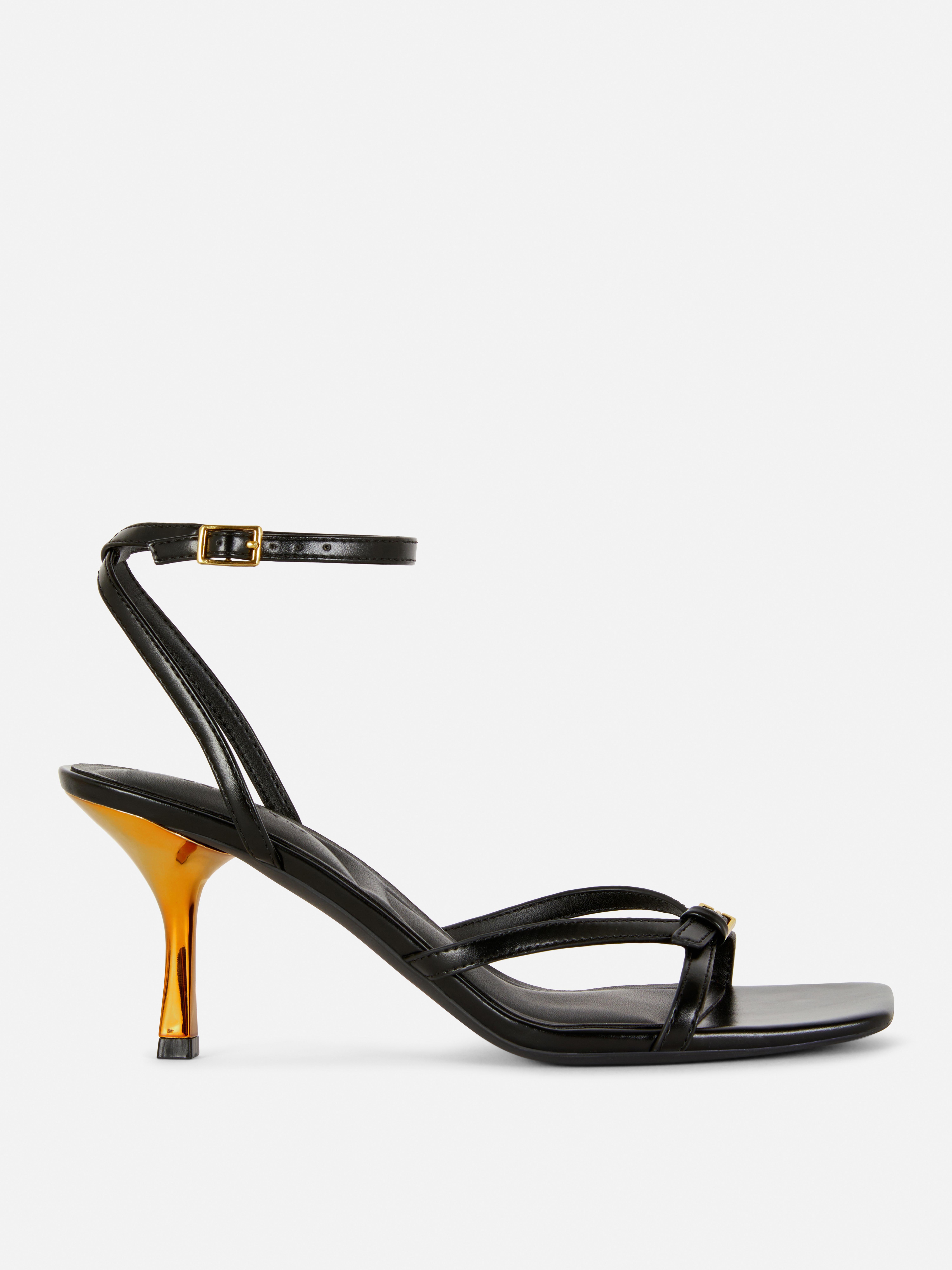 Sandalias de tacón dorado con tiras
