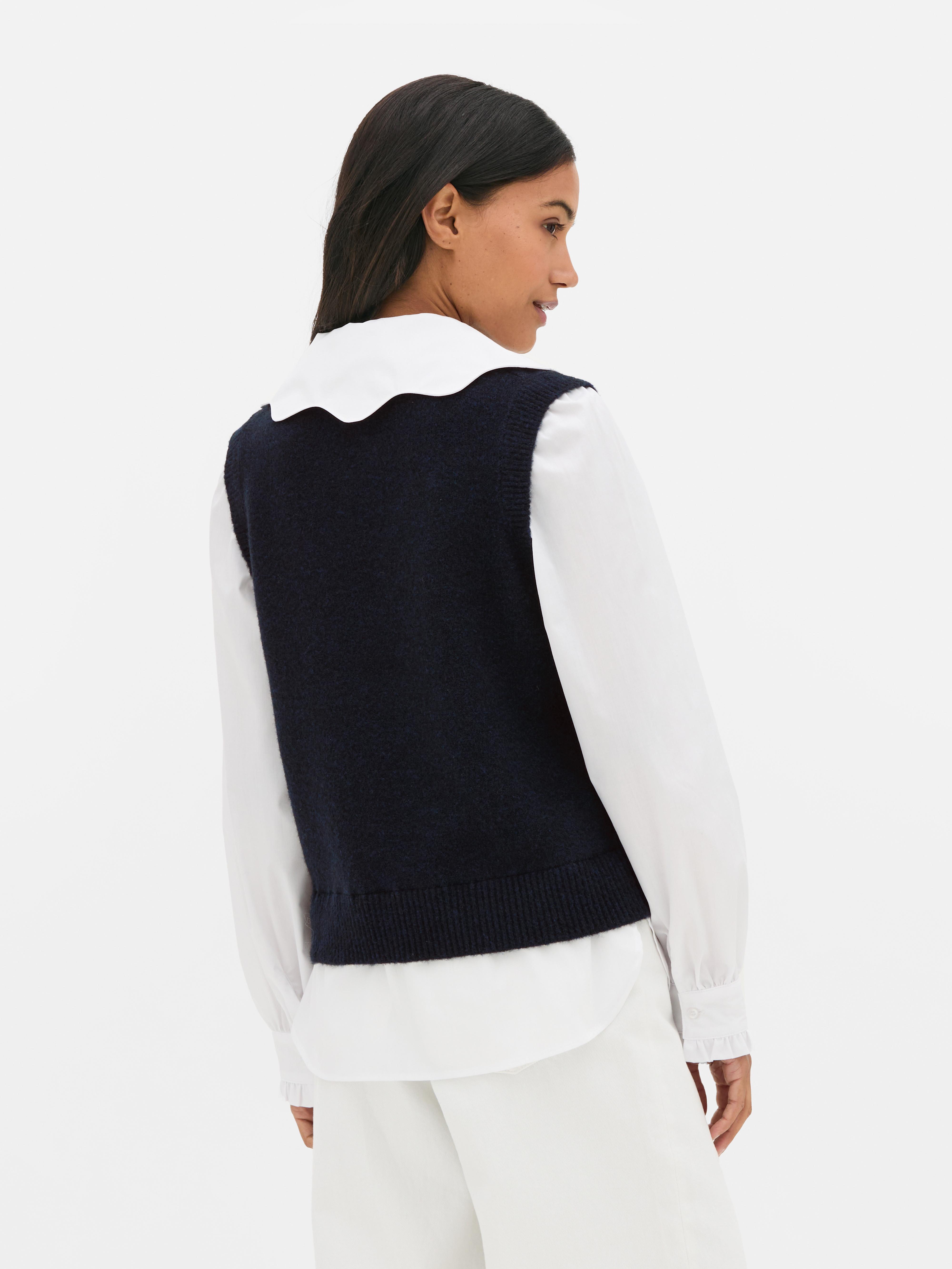 Camisa con cuello de volante y chaleco