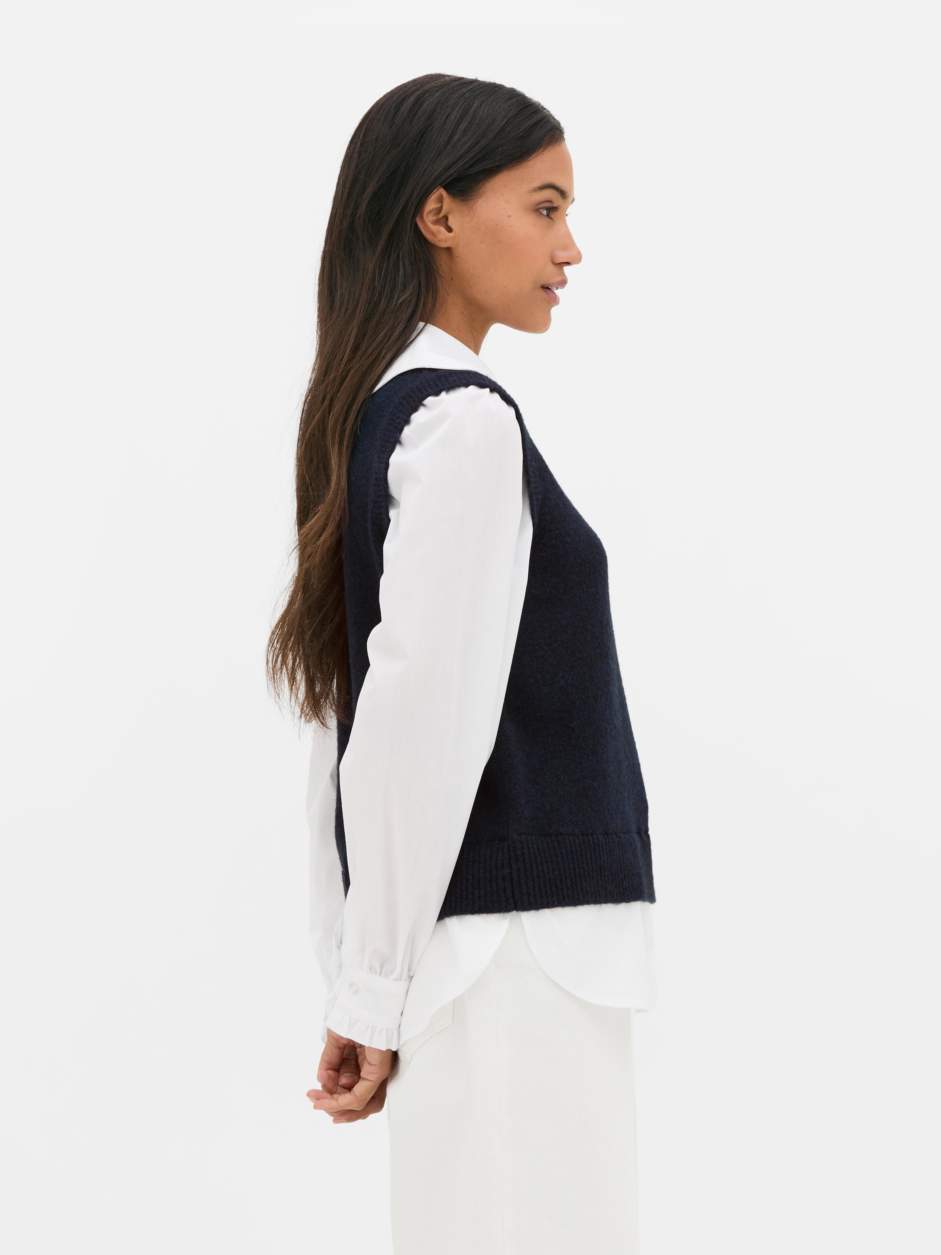 Camisa con cuello de volante y chaleco