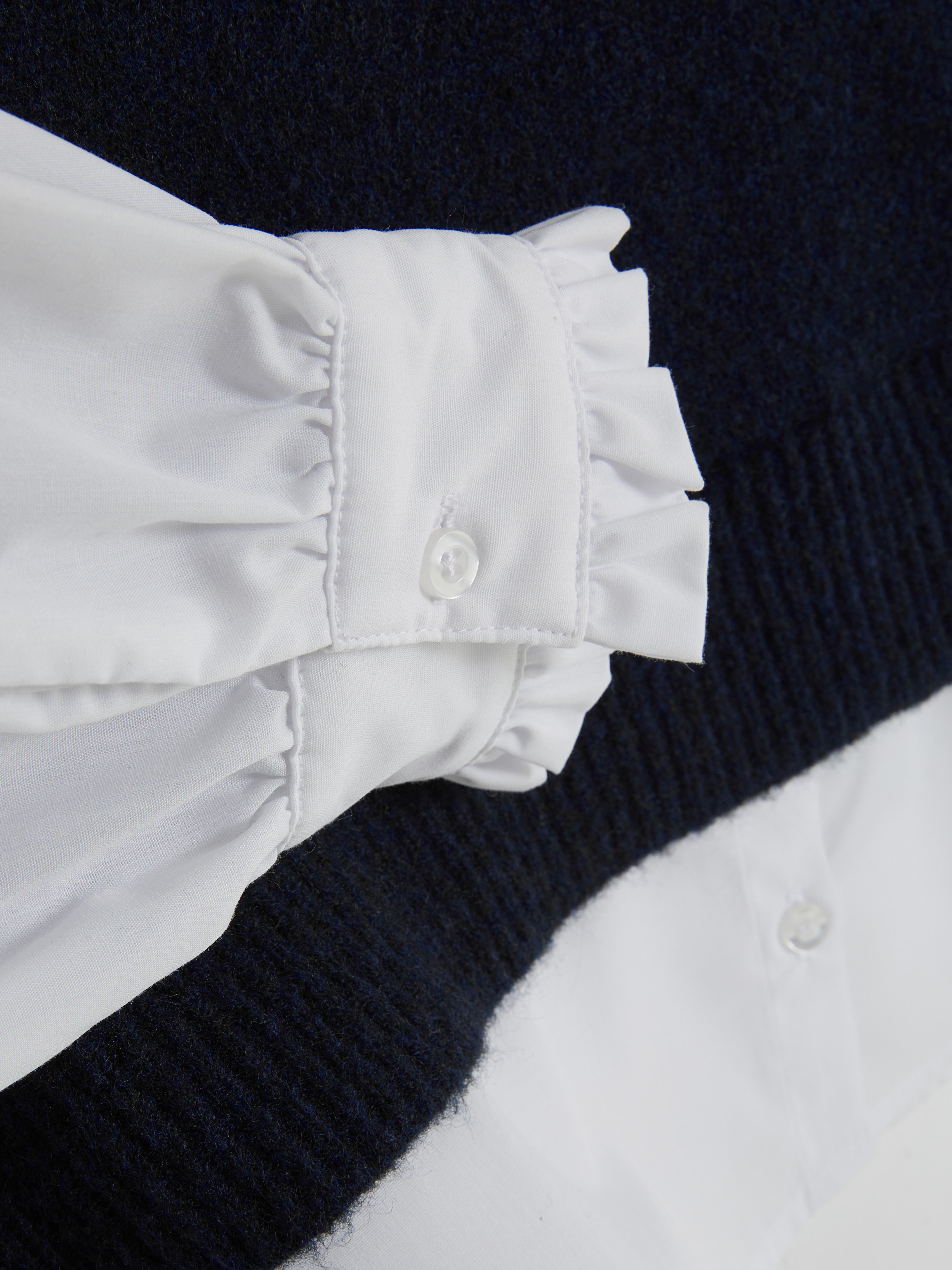 Camisa con cuello de volante y chaleco