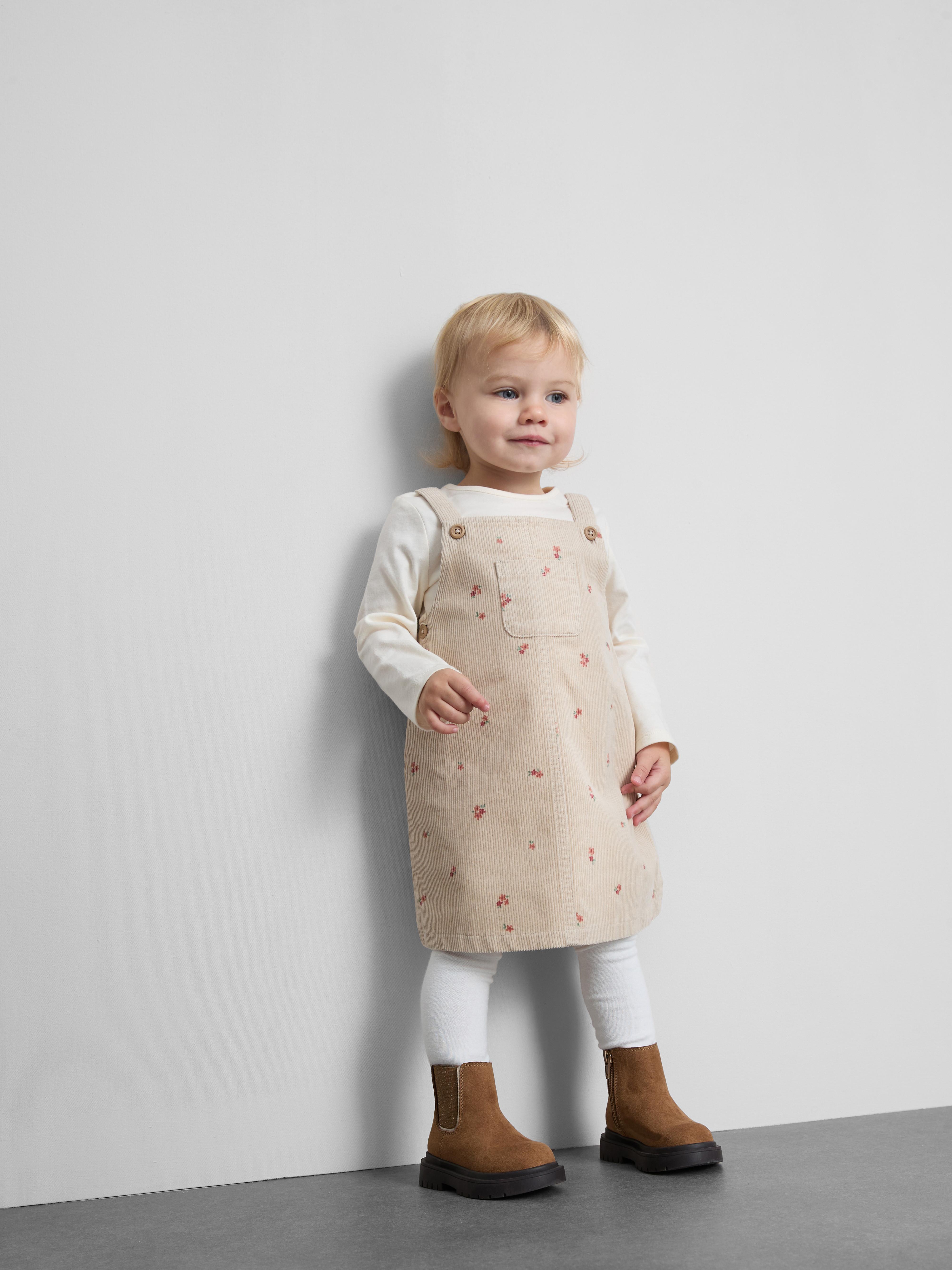 Ensemble t-shirt et robe chasuble en velours côtelé