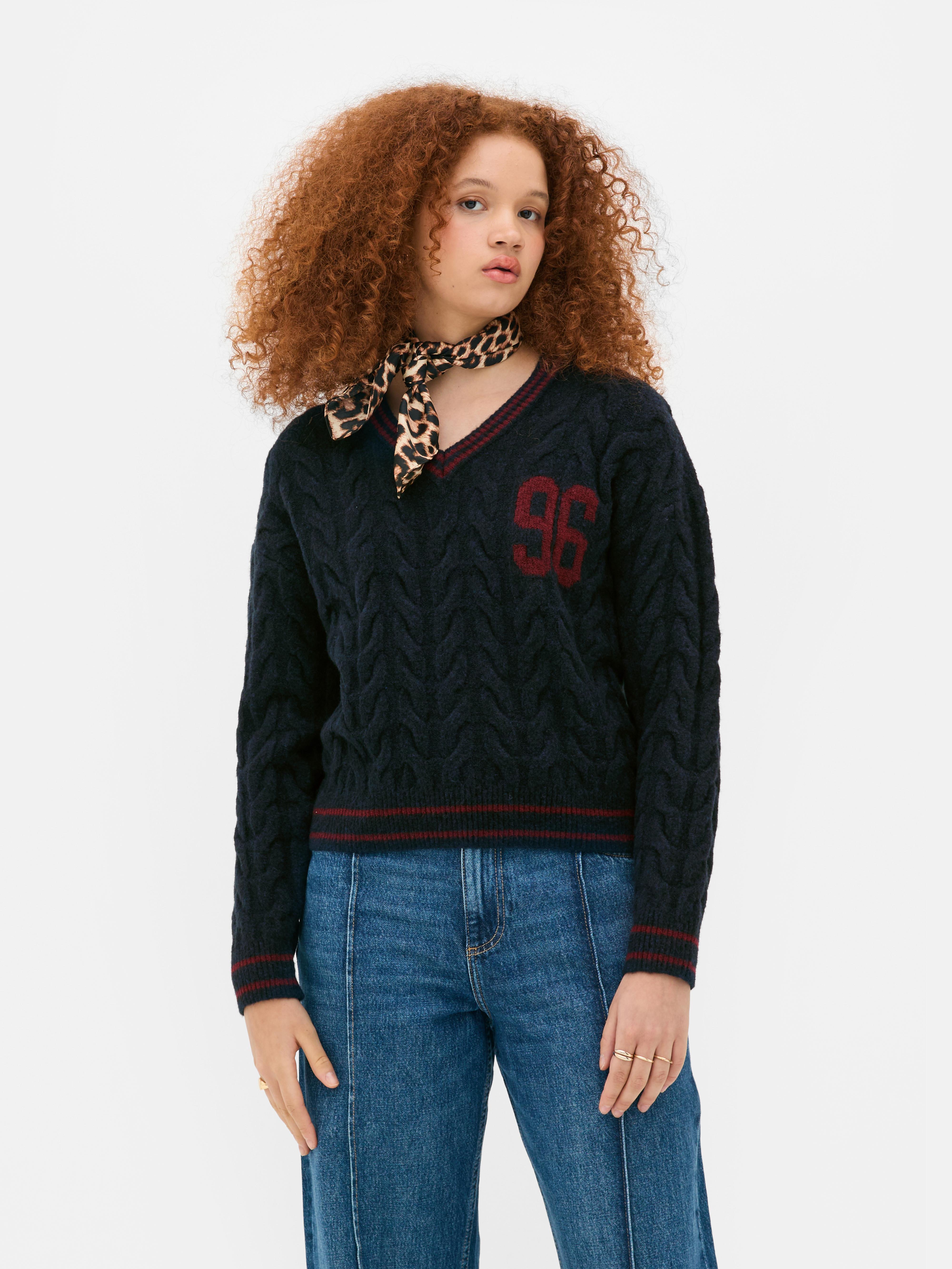 Zopfstrickpullover im College-Stil