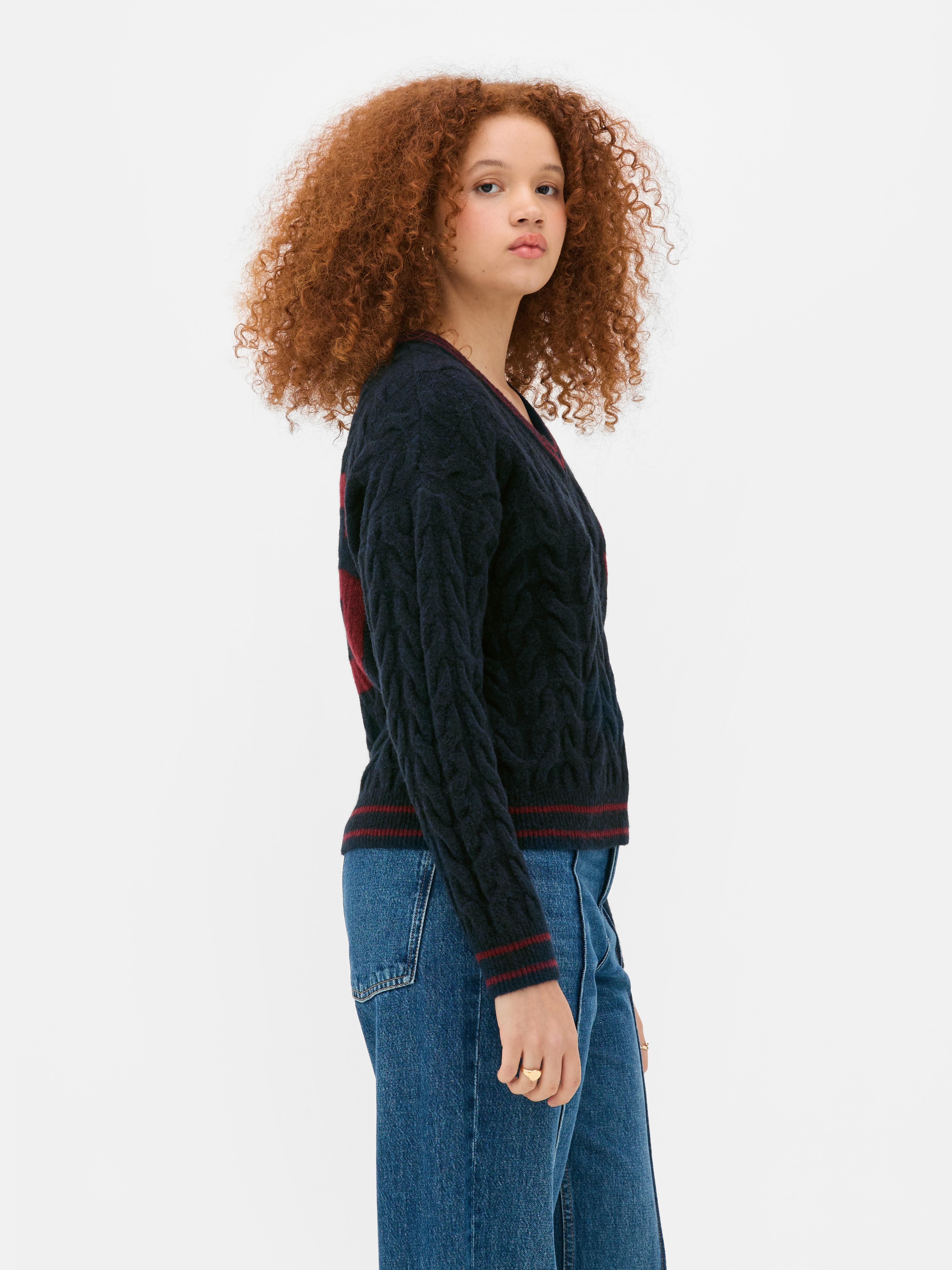Zopfstrickpullover im College-Stil