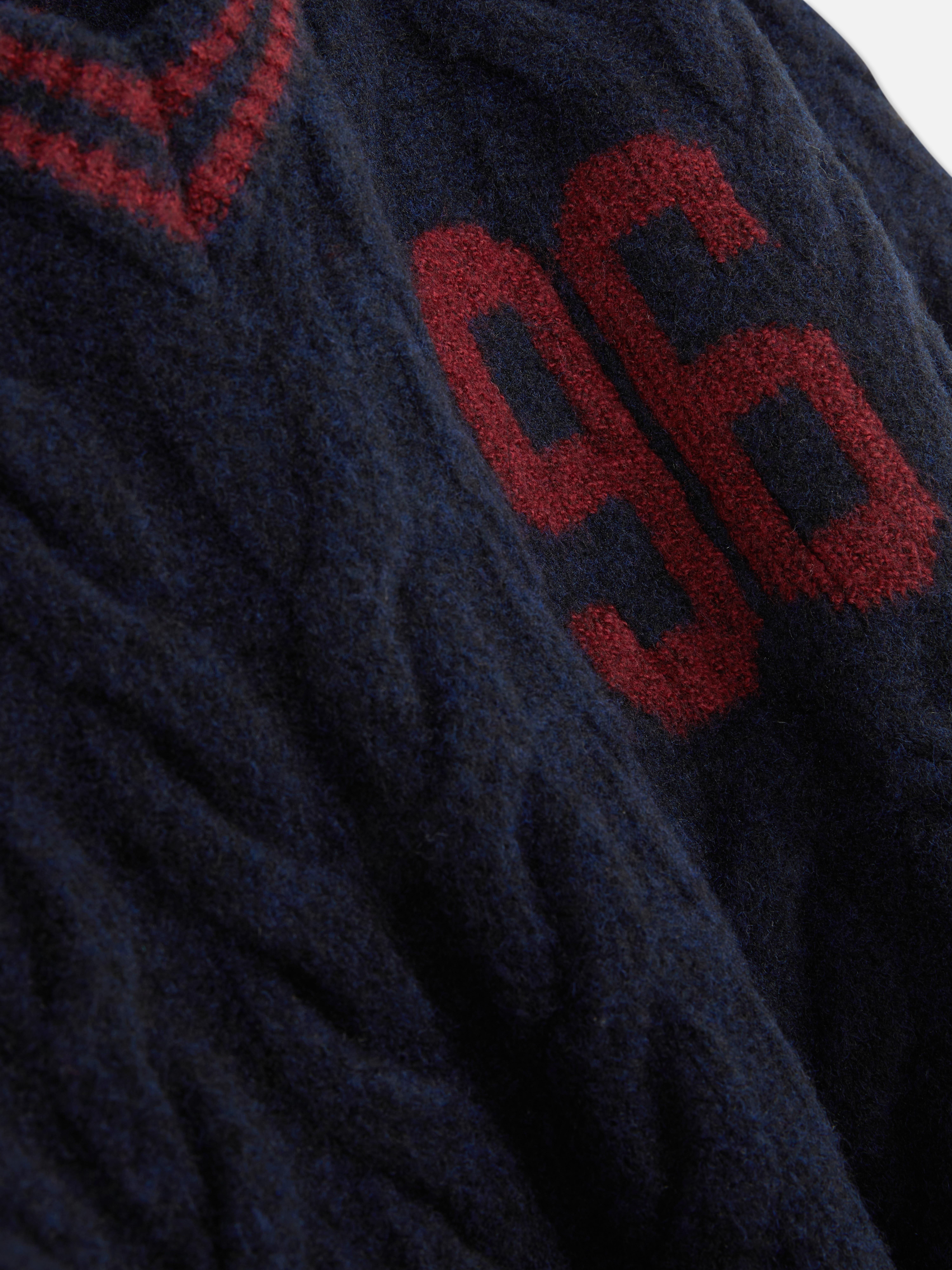 Zopfstrickpullover im College-Stil