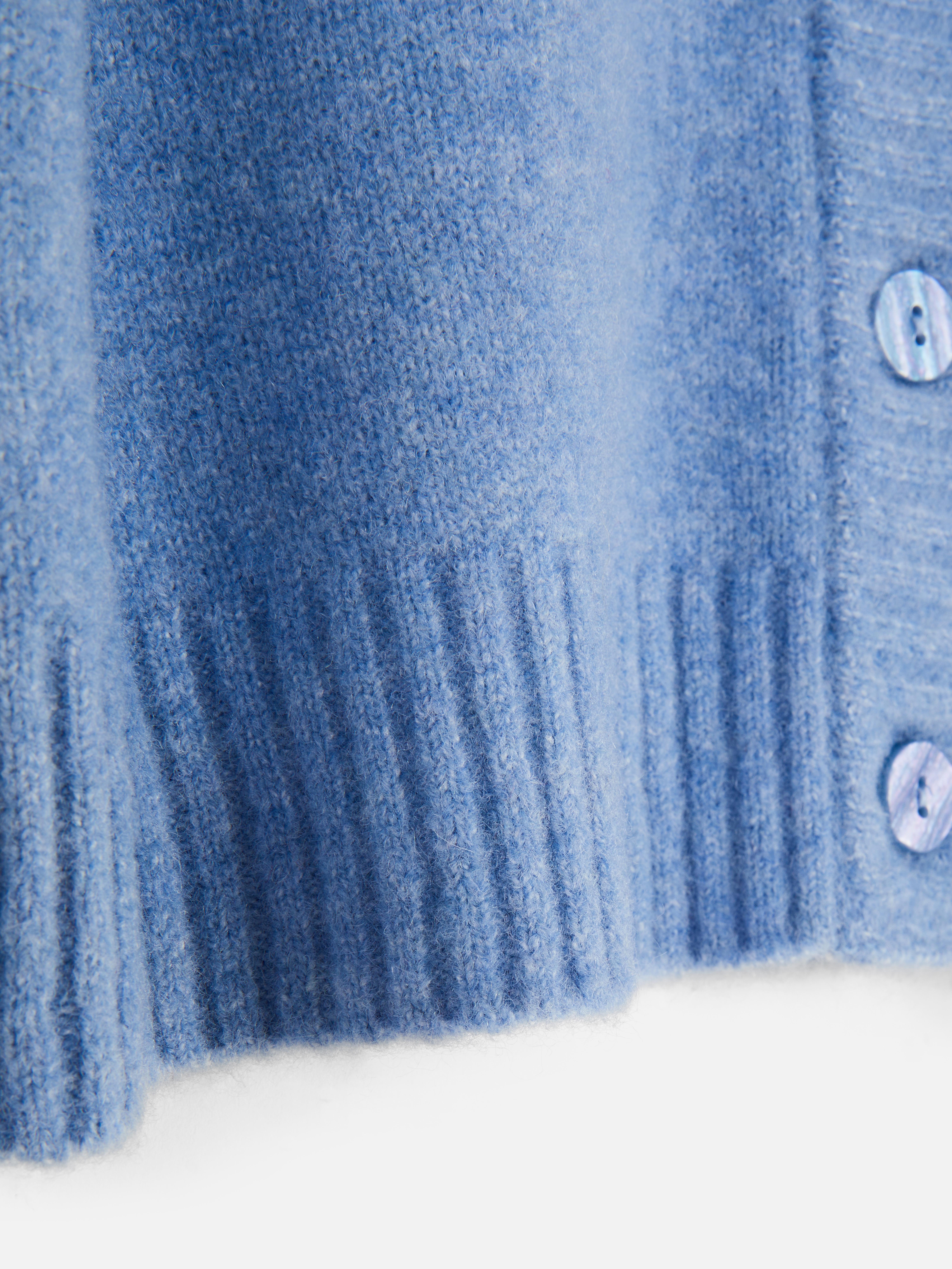 Kurzer Cardigan mit V-Ausschnitt