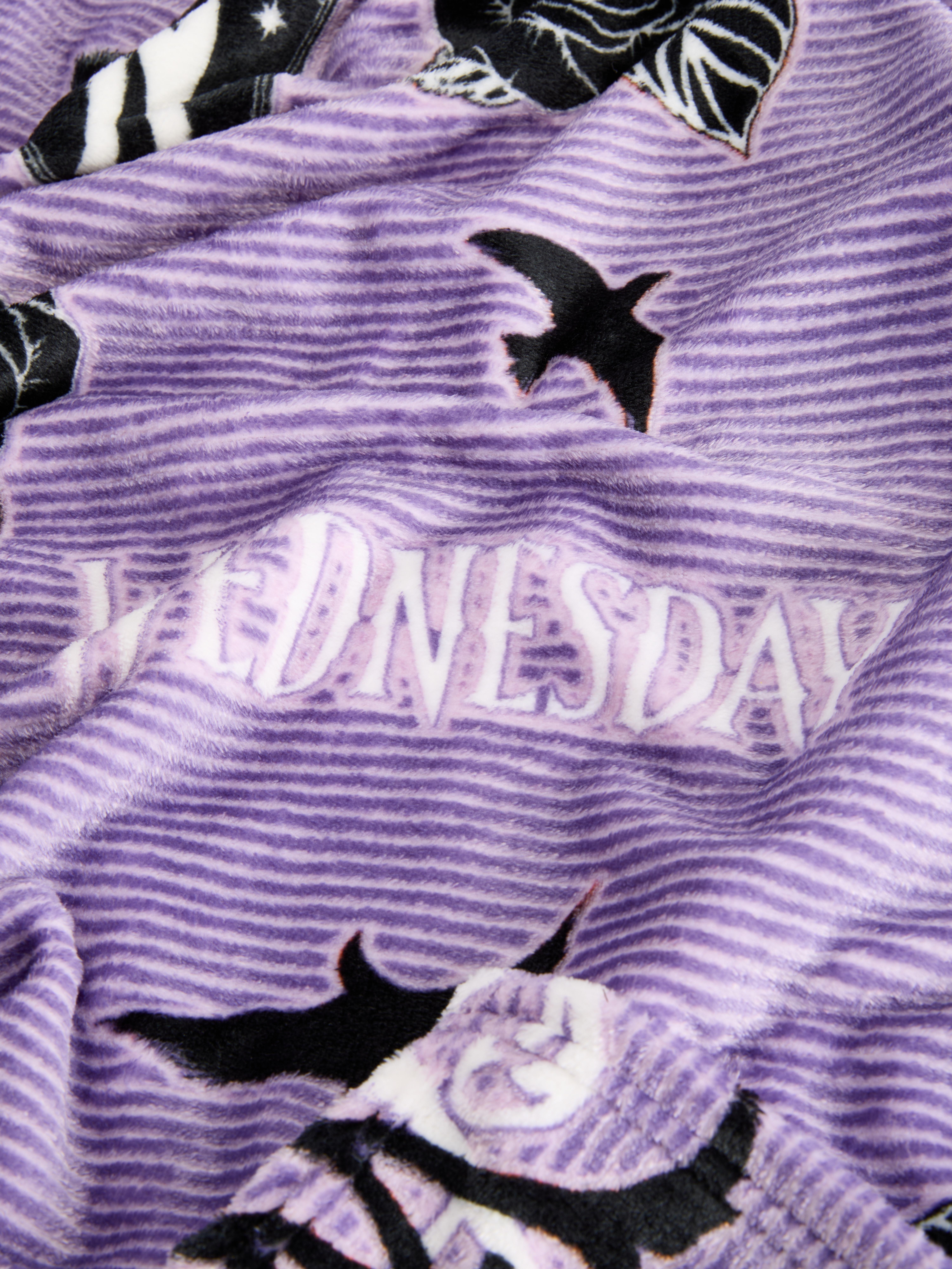 Gerippter Überwurf mit „Wednesday“-Schriftzug