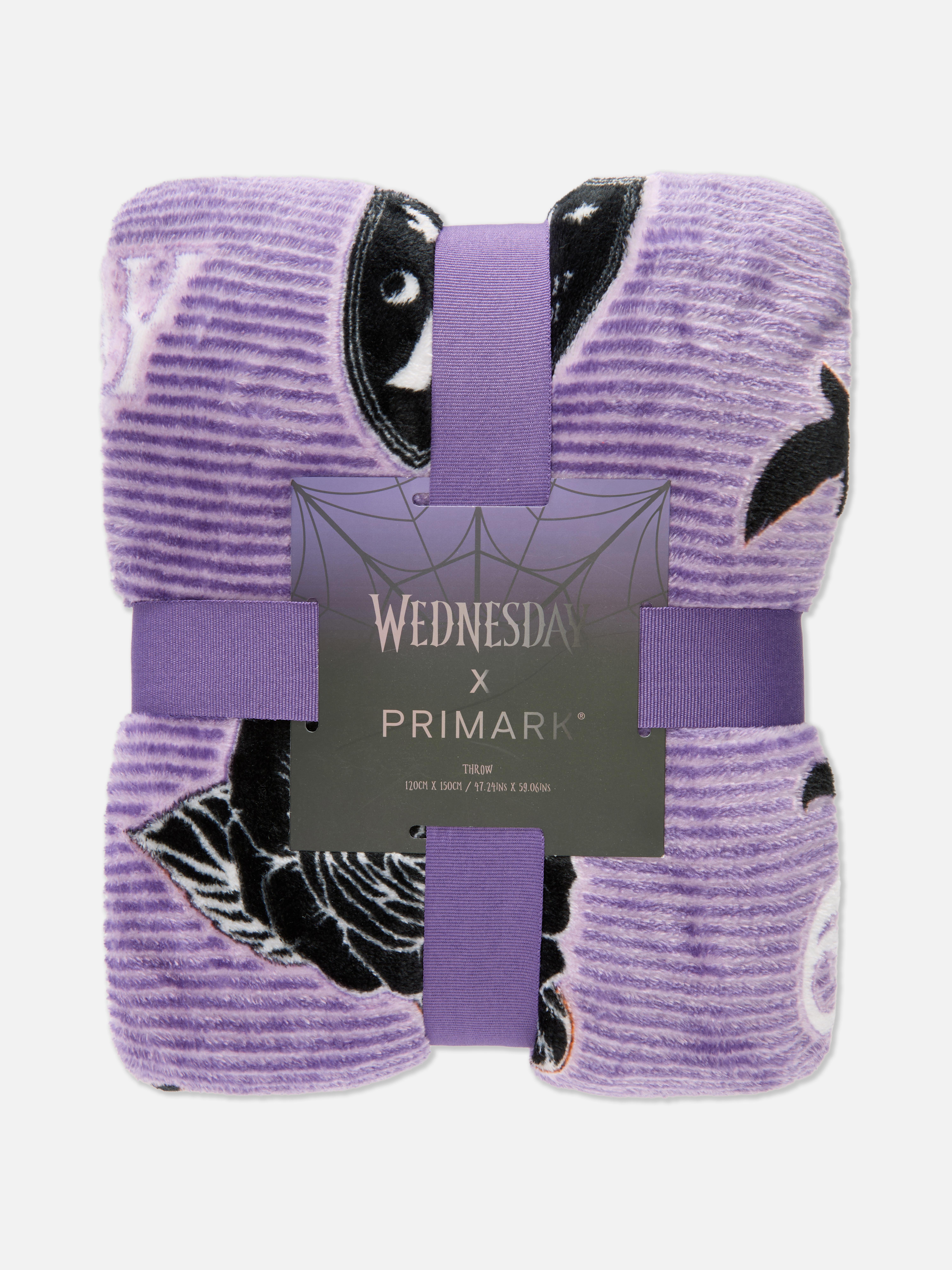 Gerippter Überwurf mit „Wednesday“-Schriftzug