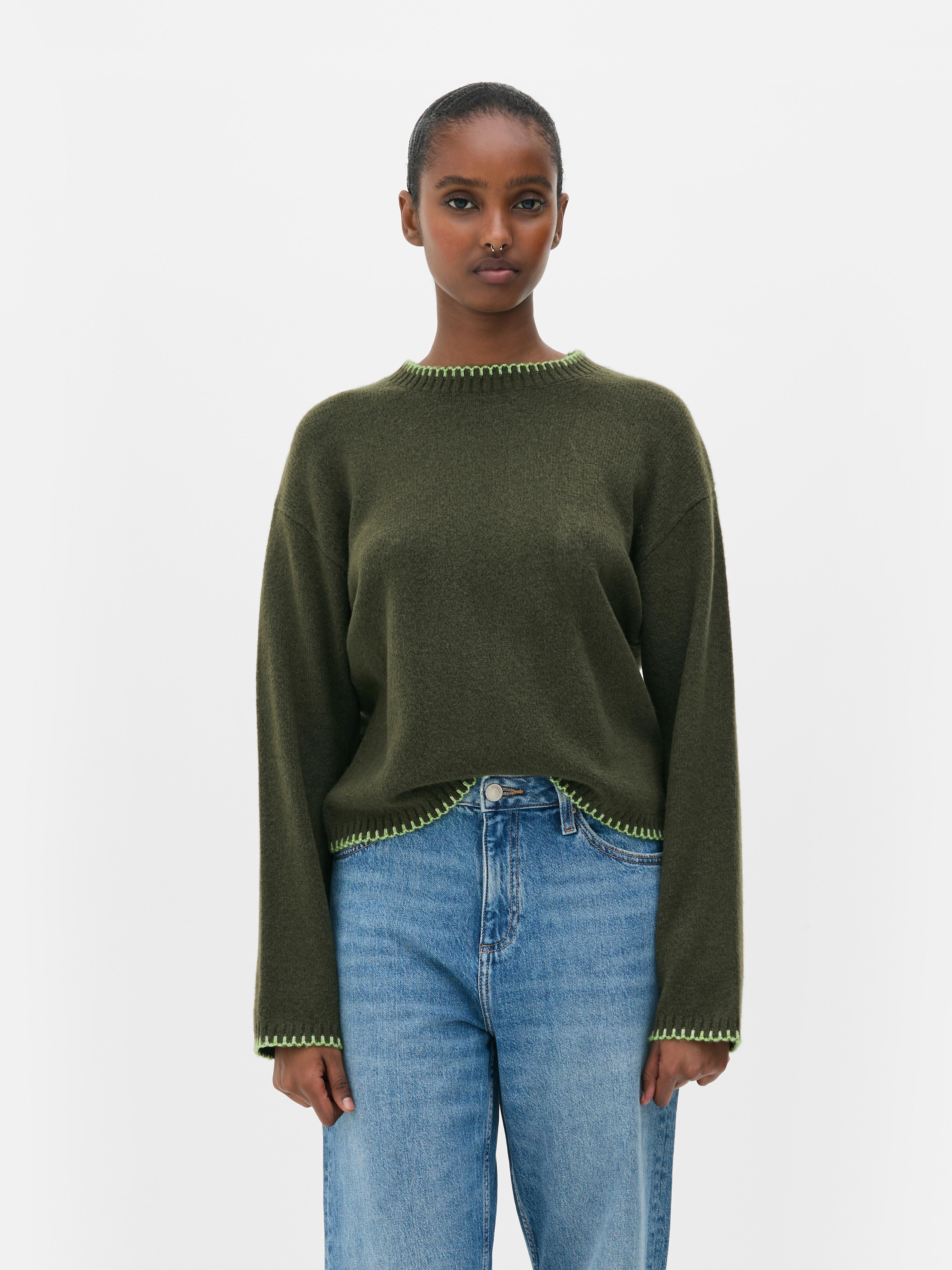 Strickpullover mit Kontrastnähten