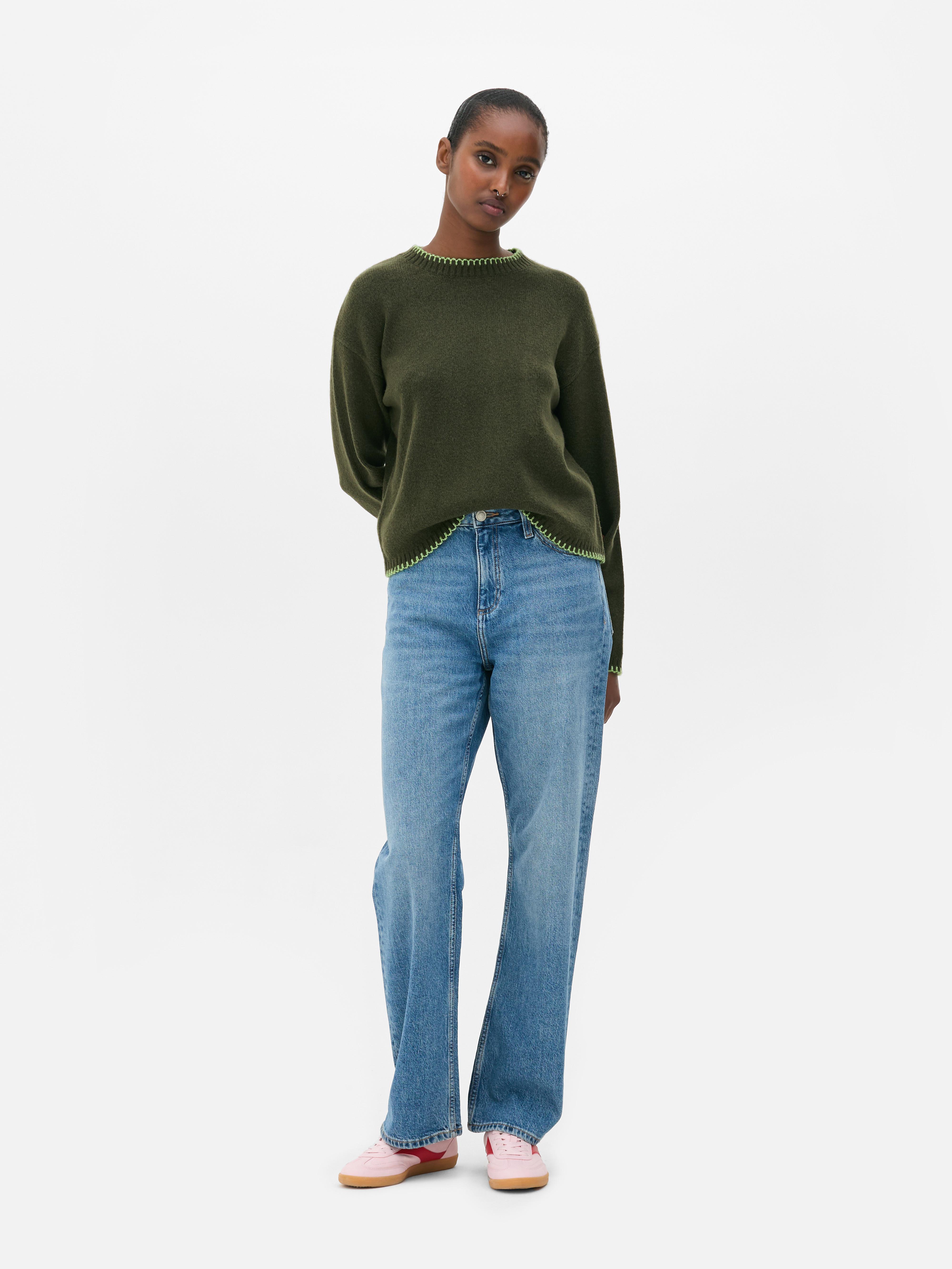 Dzianinowy sweter z kontrastowymi przeszyciami