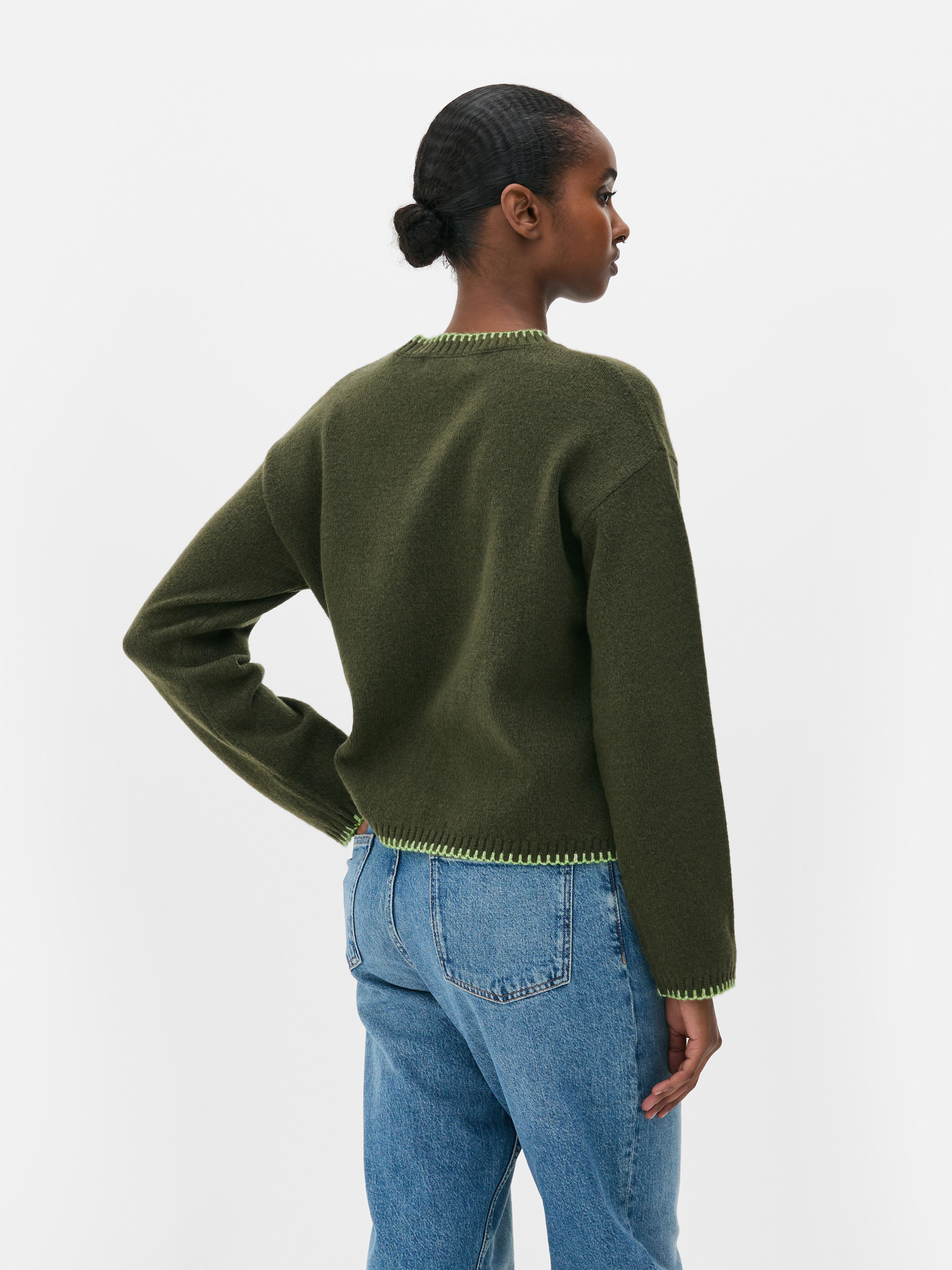 Dzianinowy sweter z kontrastowymi przeszyciami