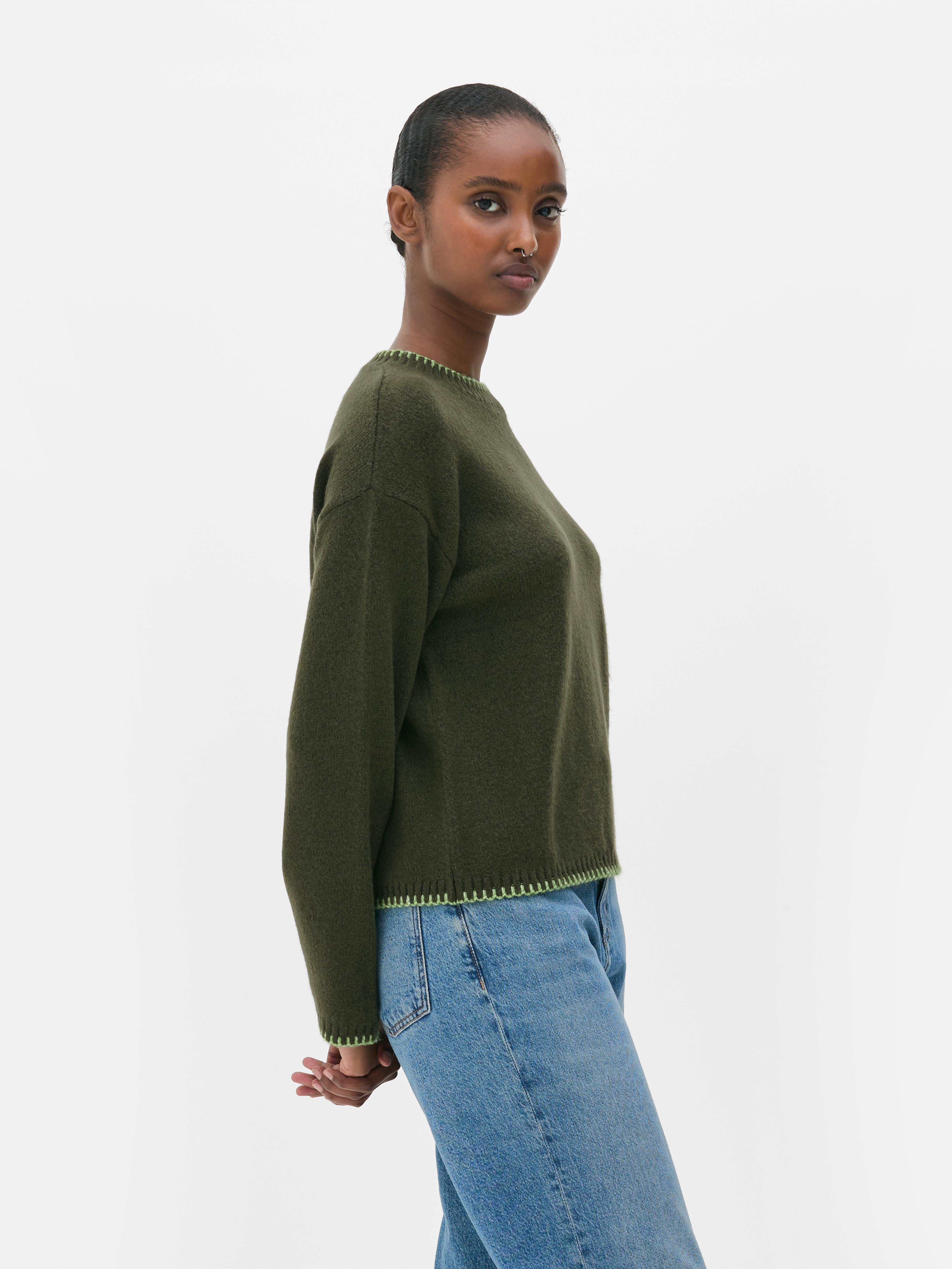 Dzianinowy sweter z kontrastowymi przeszyciami