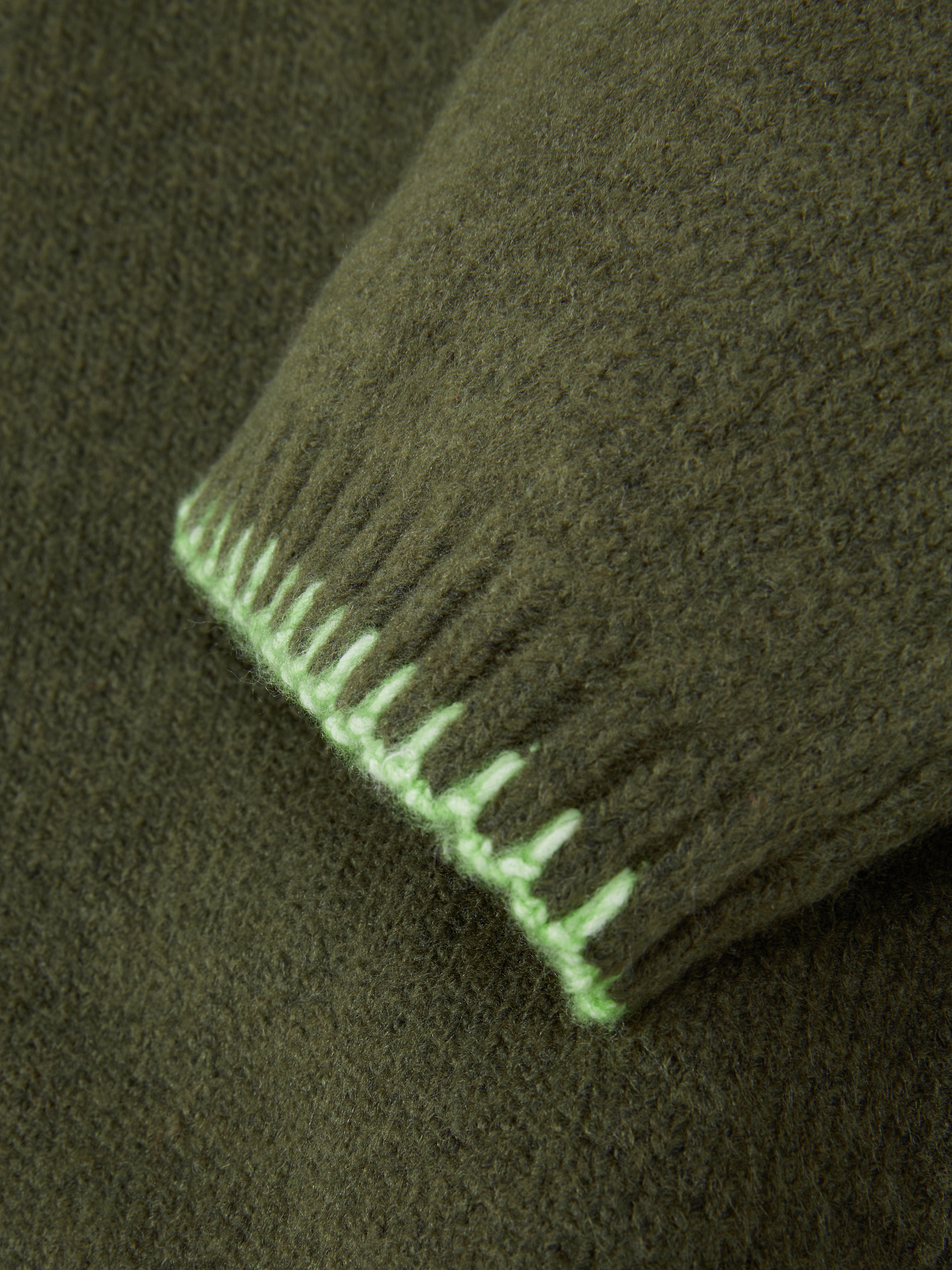 Dzianinowy sweter z kontrastowymi przeszyciami