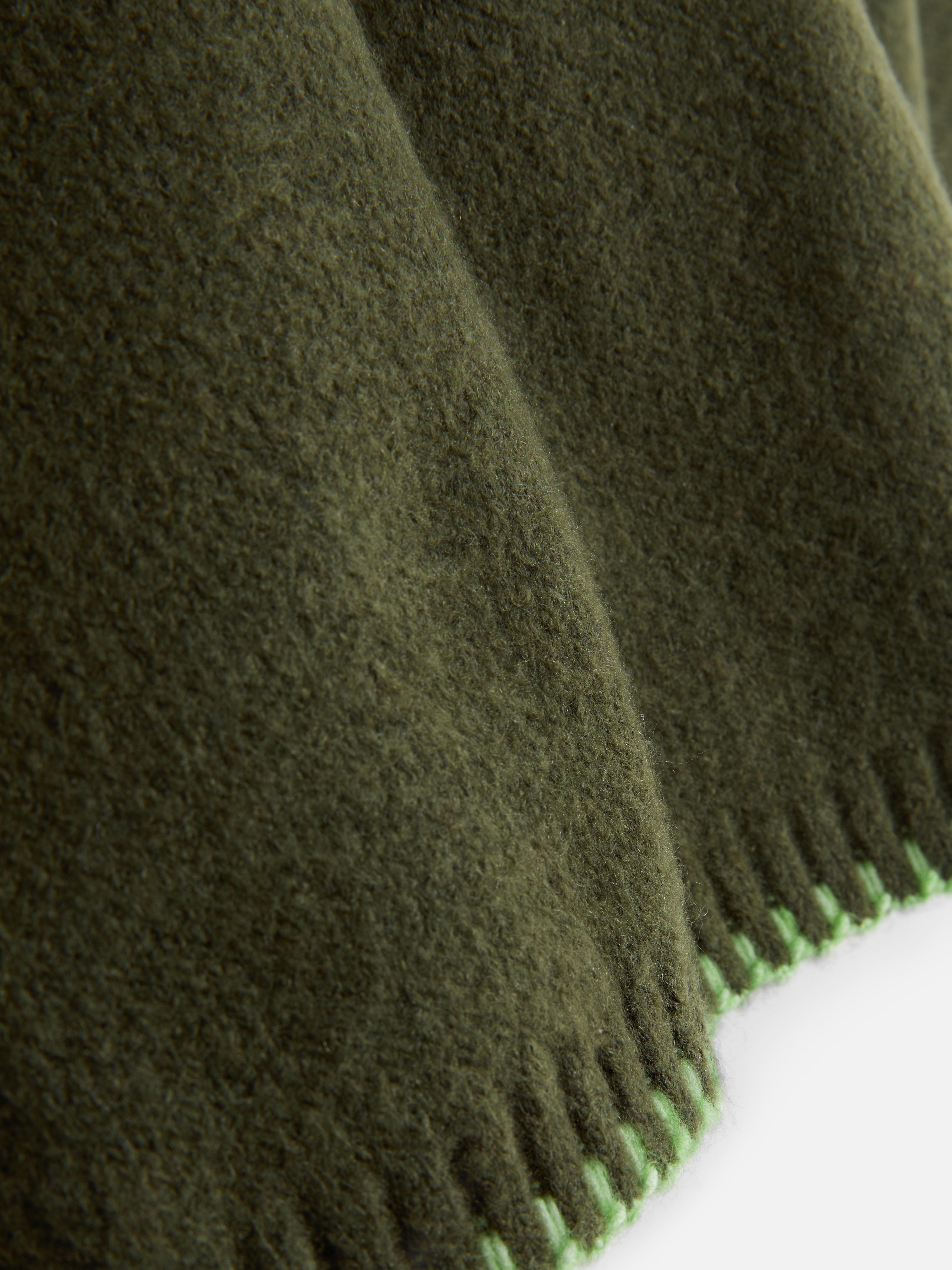 Dzianinowy sweter z kontrastowymi przeszyciami