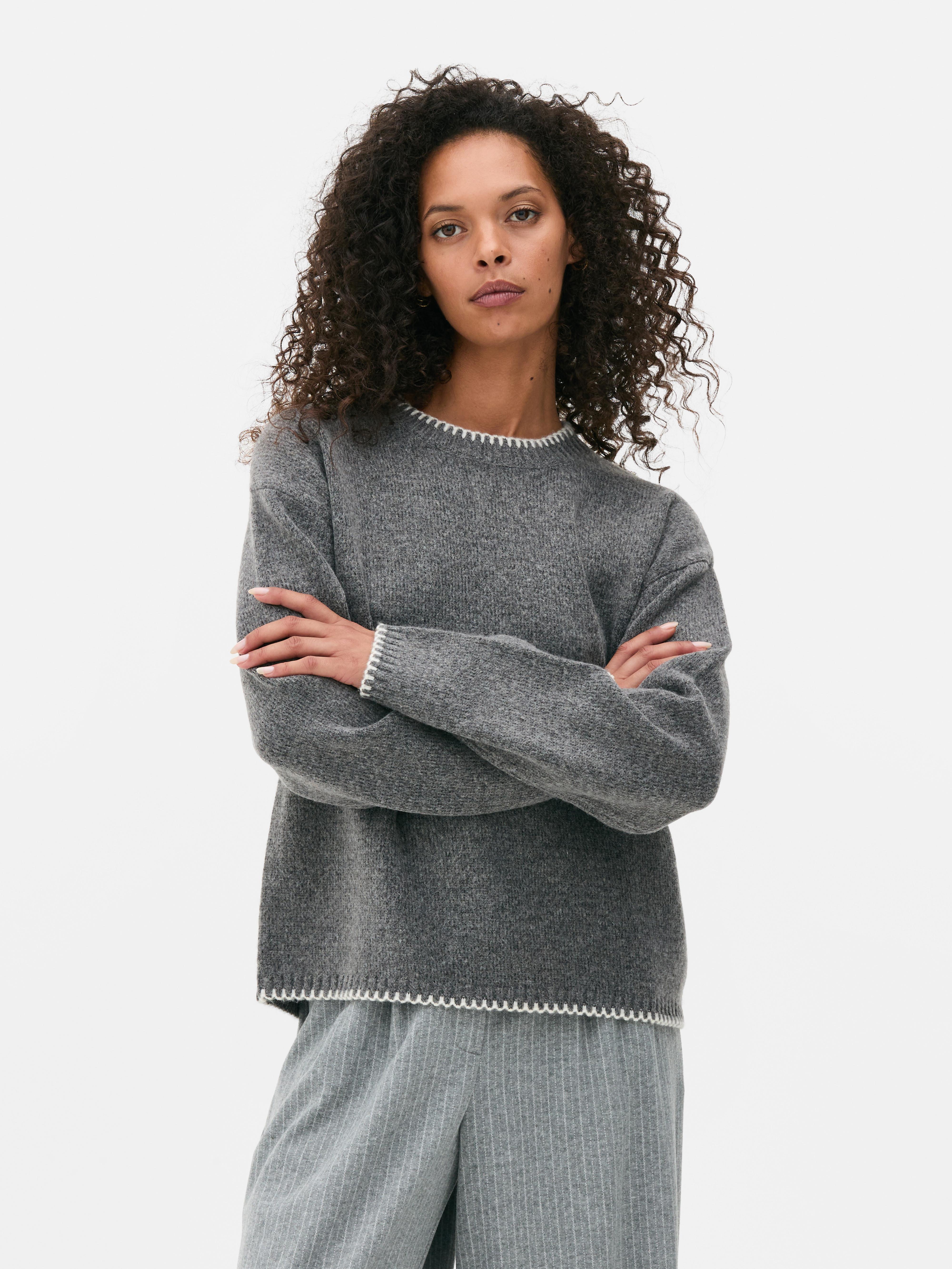 Strickpullover mit Kontrastnähten