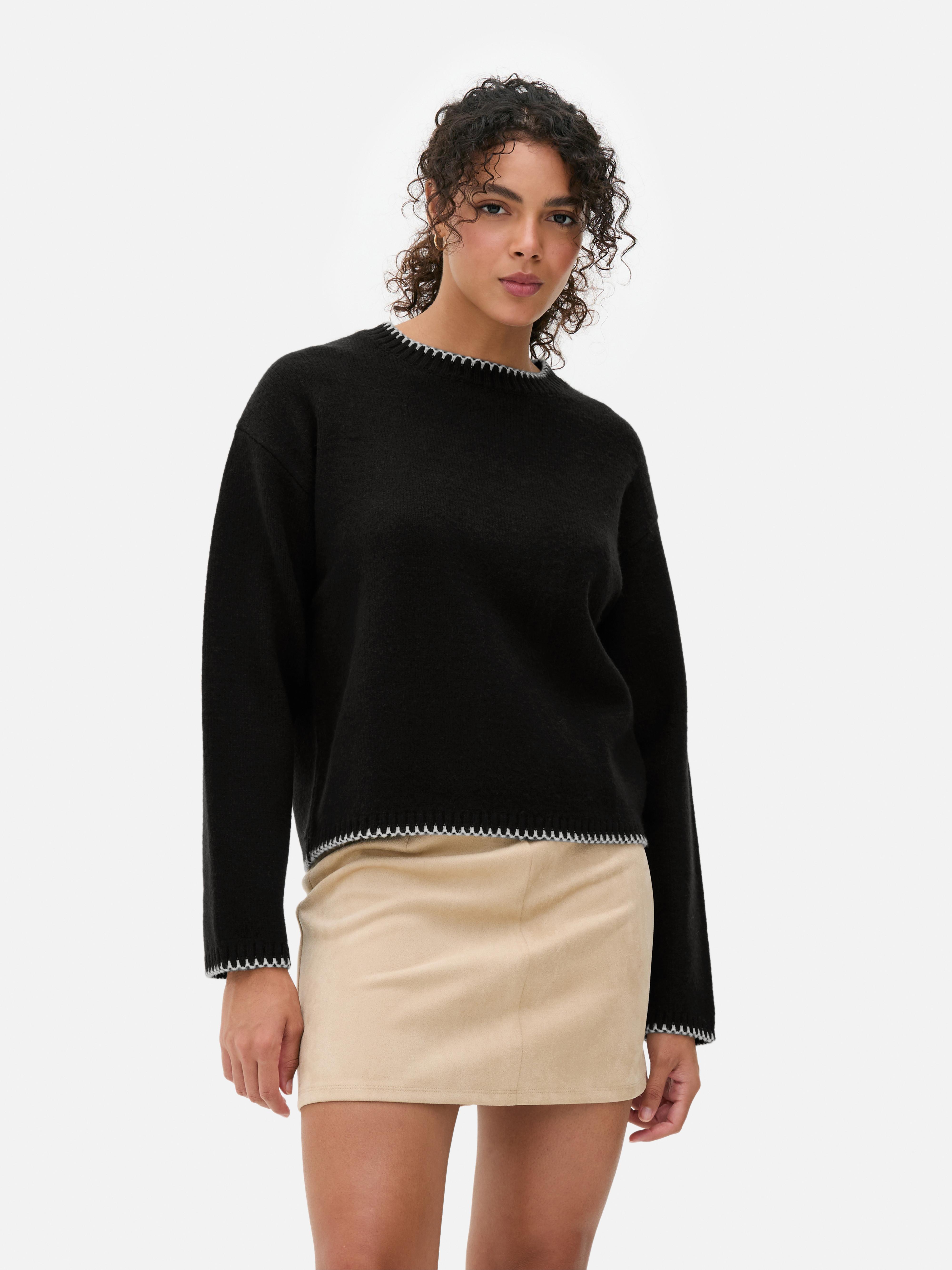 Strickpullover mit Kontrastnähten