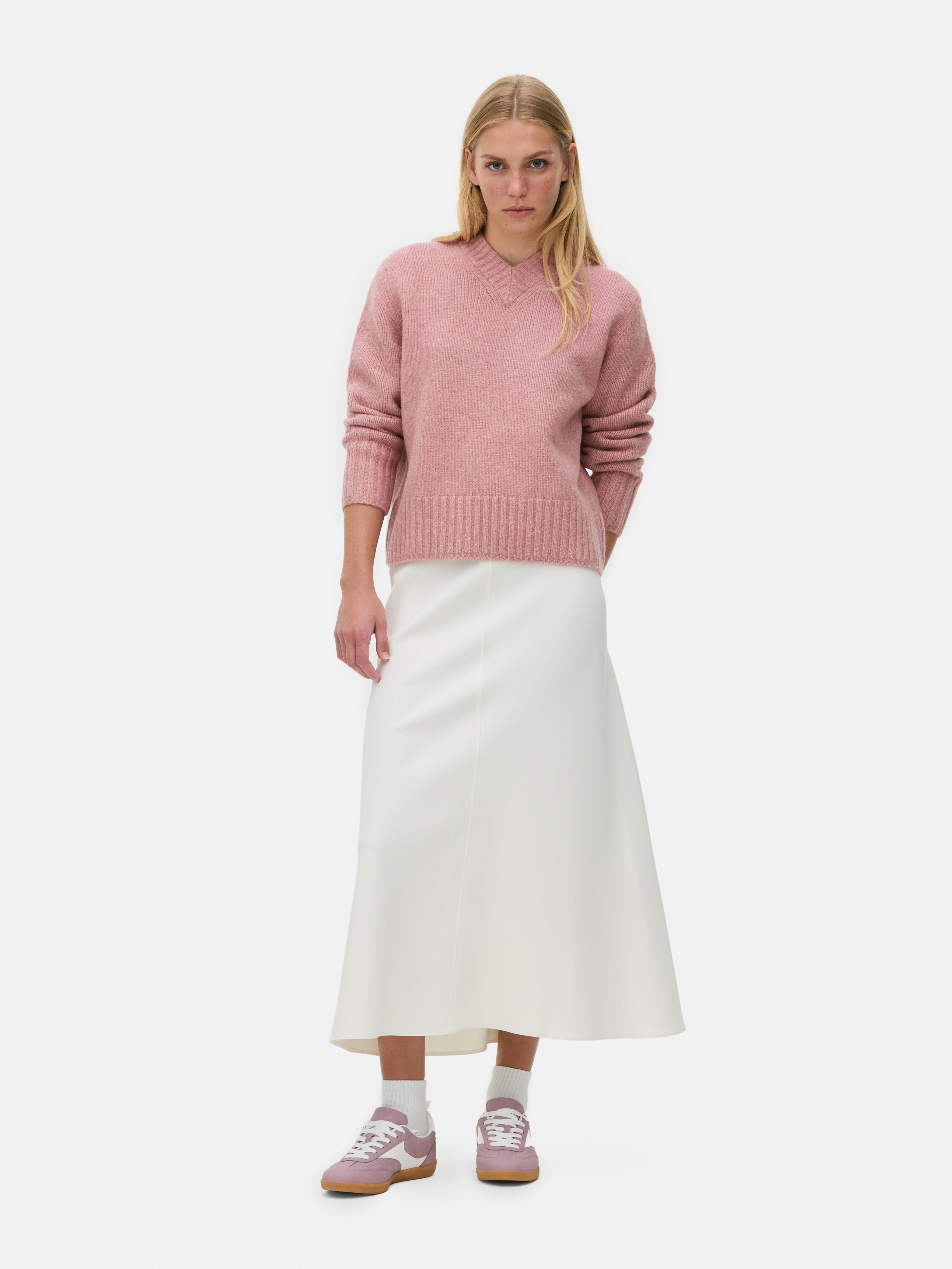 Niezbędny dzianinowy sweter z dekoltem w serek