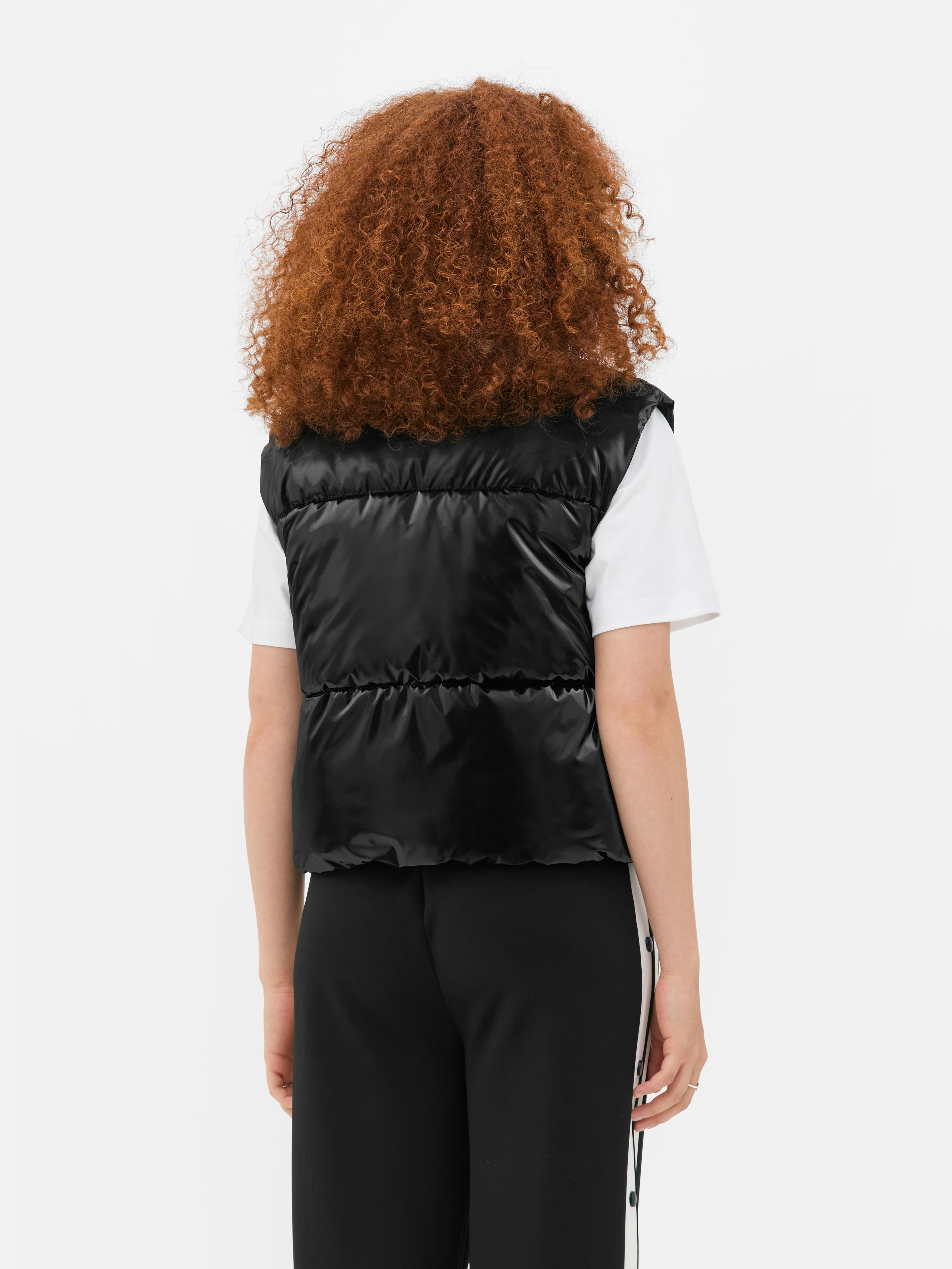 Glanzende bodywarmer Colleen Atwood X Wednesday