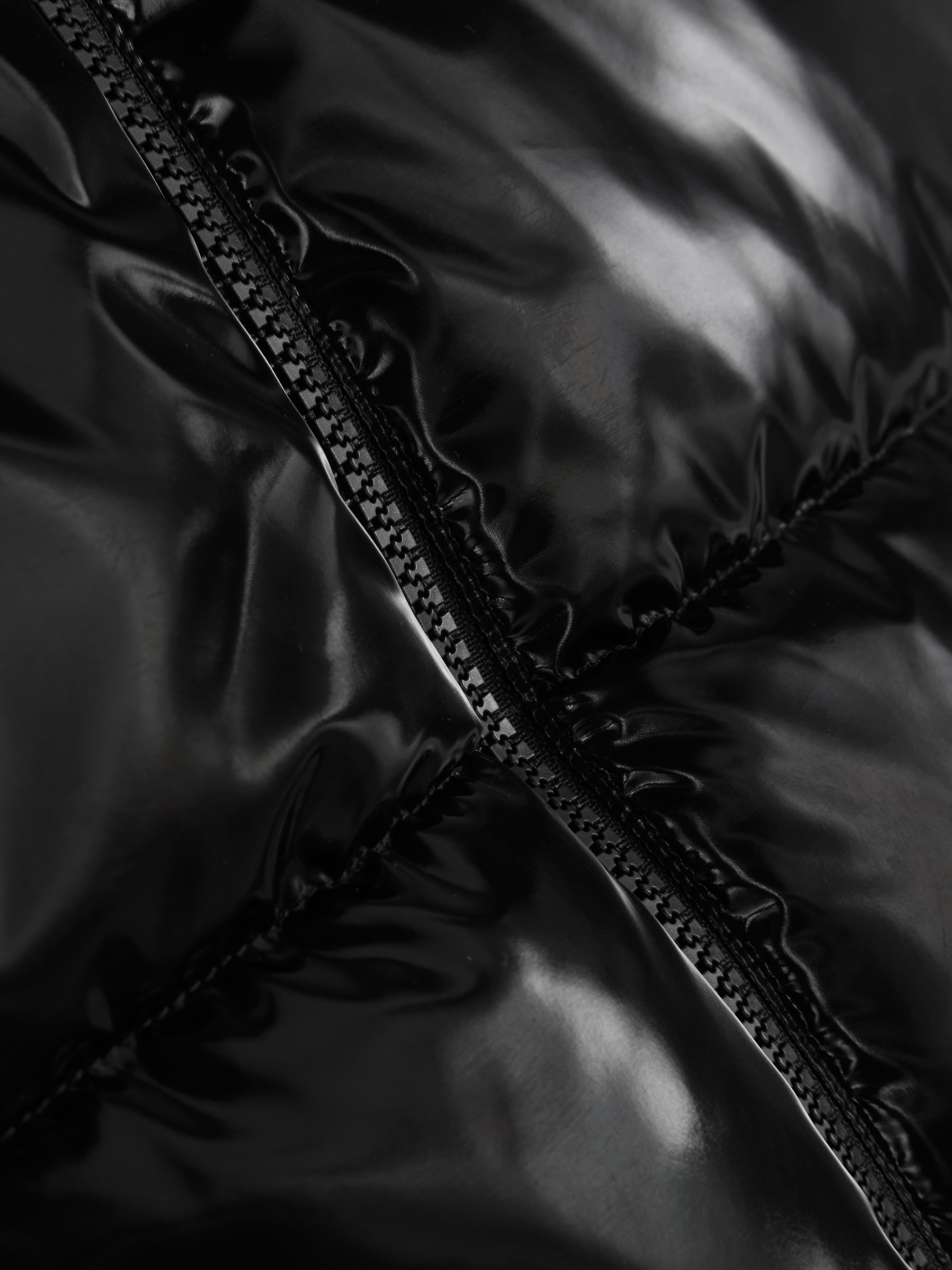 Glanzende bodywarmer Colleen Atwood X Wednesday