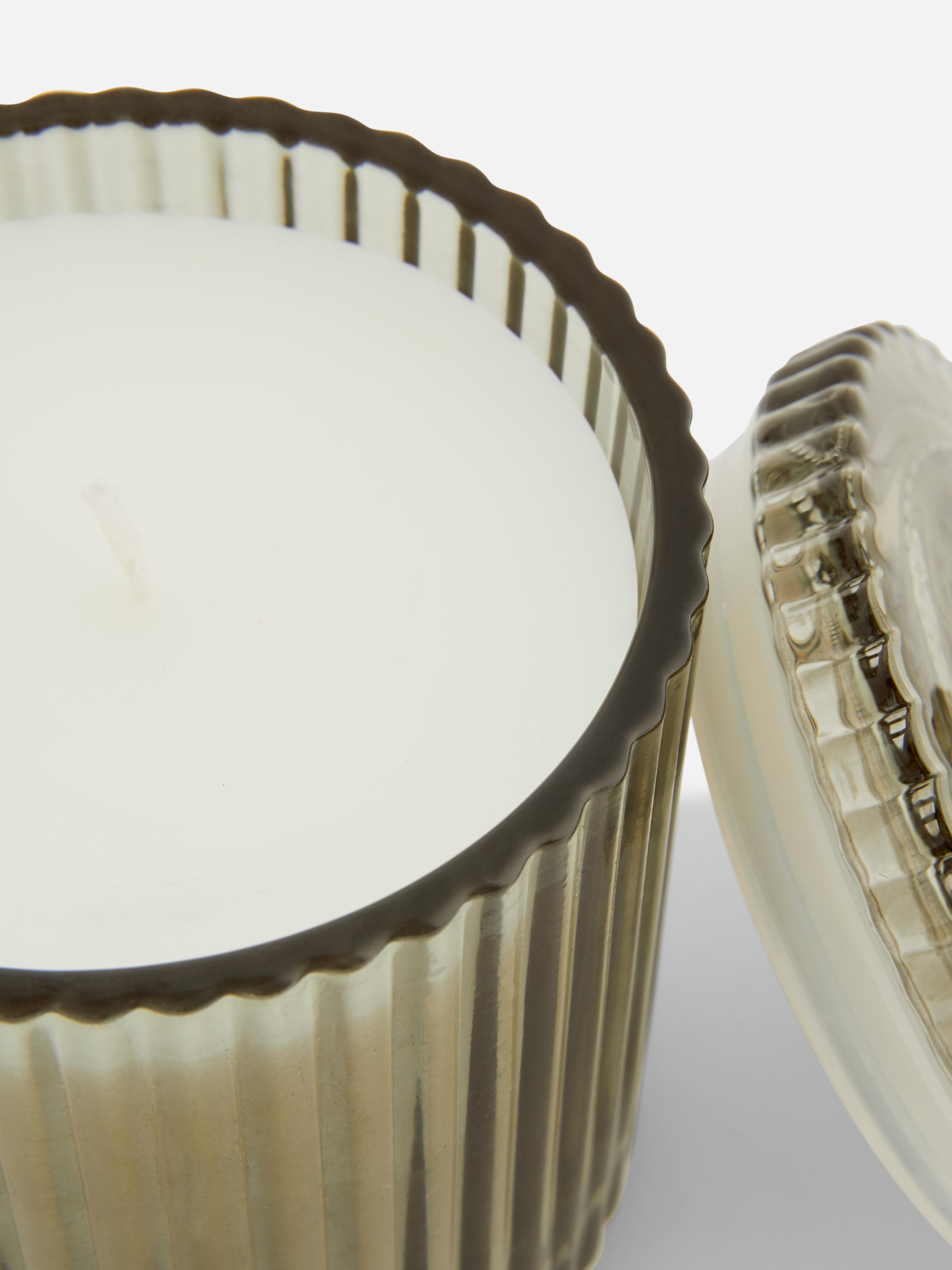 Vela aromática en recipiente de vidrio estriado