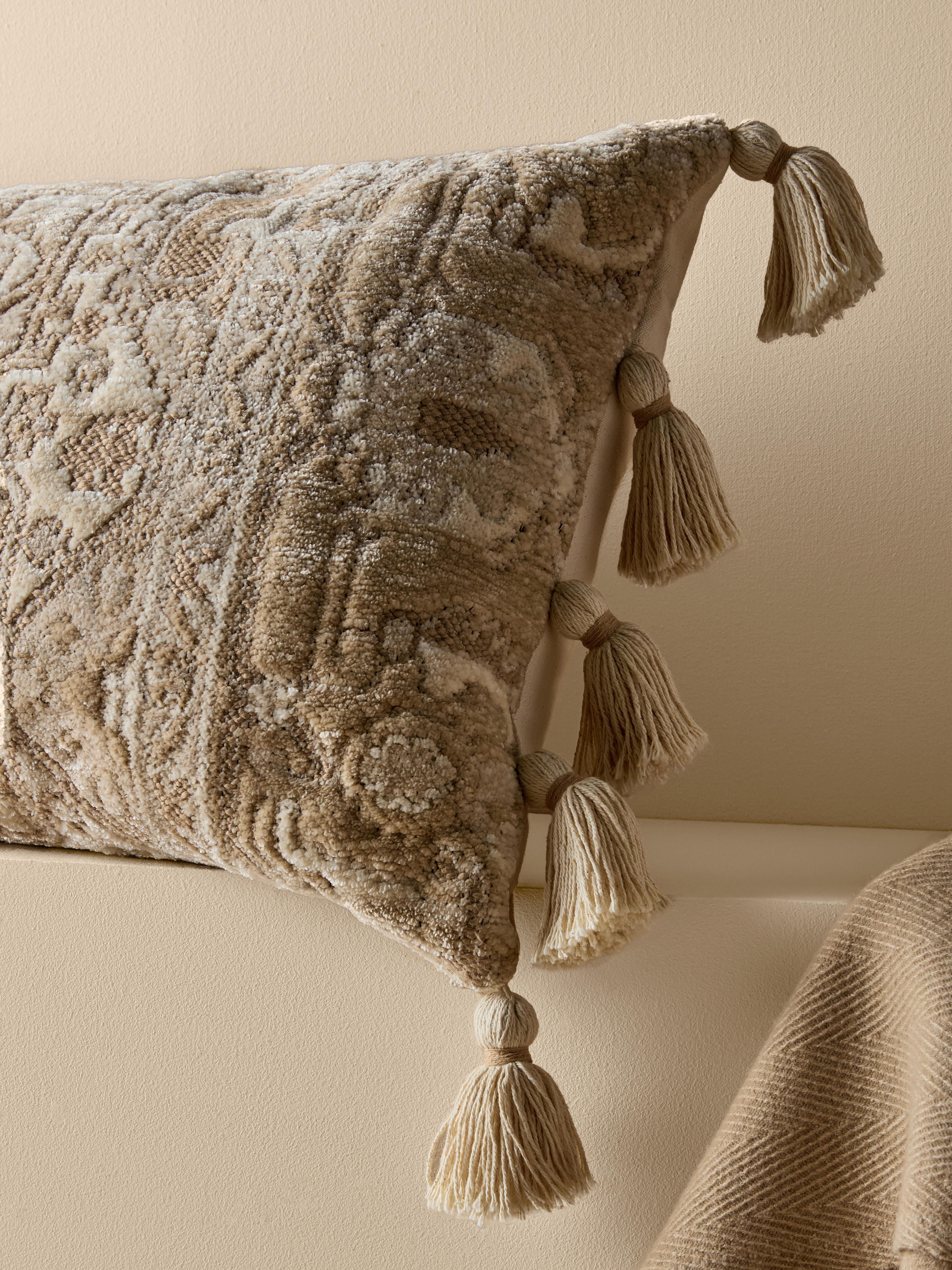 Rechteckiges „The Edit“ Kilim-Kissen mit Quasten