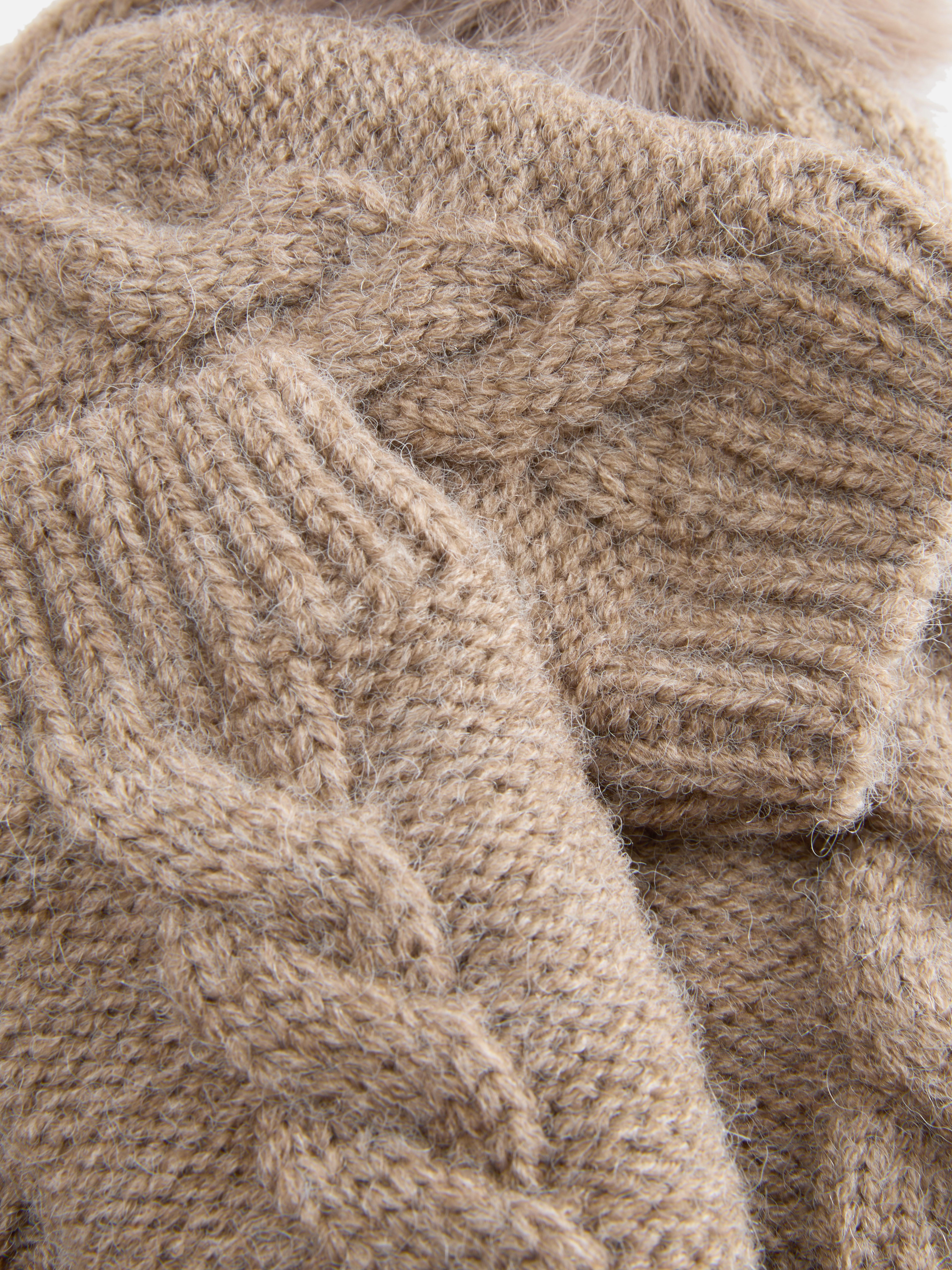 Ensemble bonnet et moufles en maille torsadée