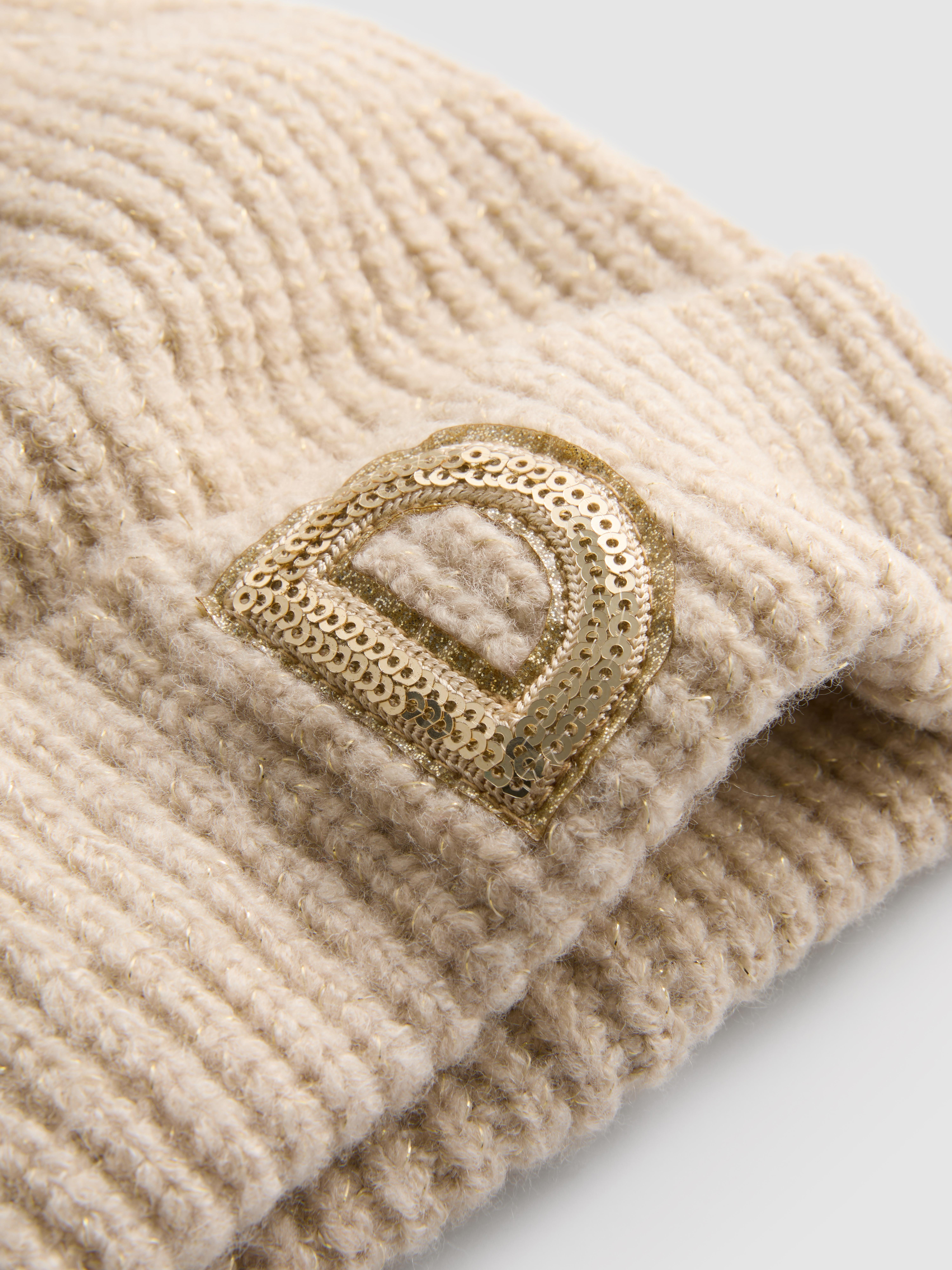 Gorro con inicial y pompón