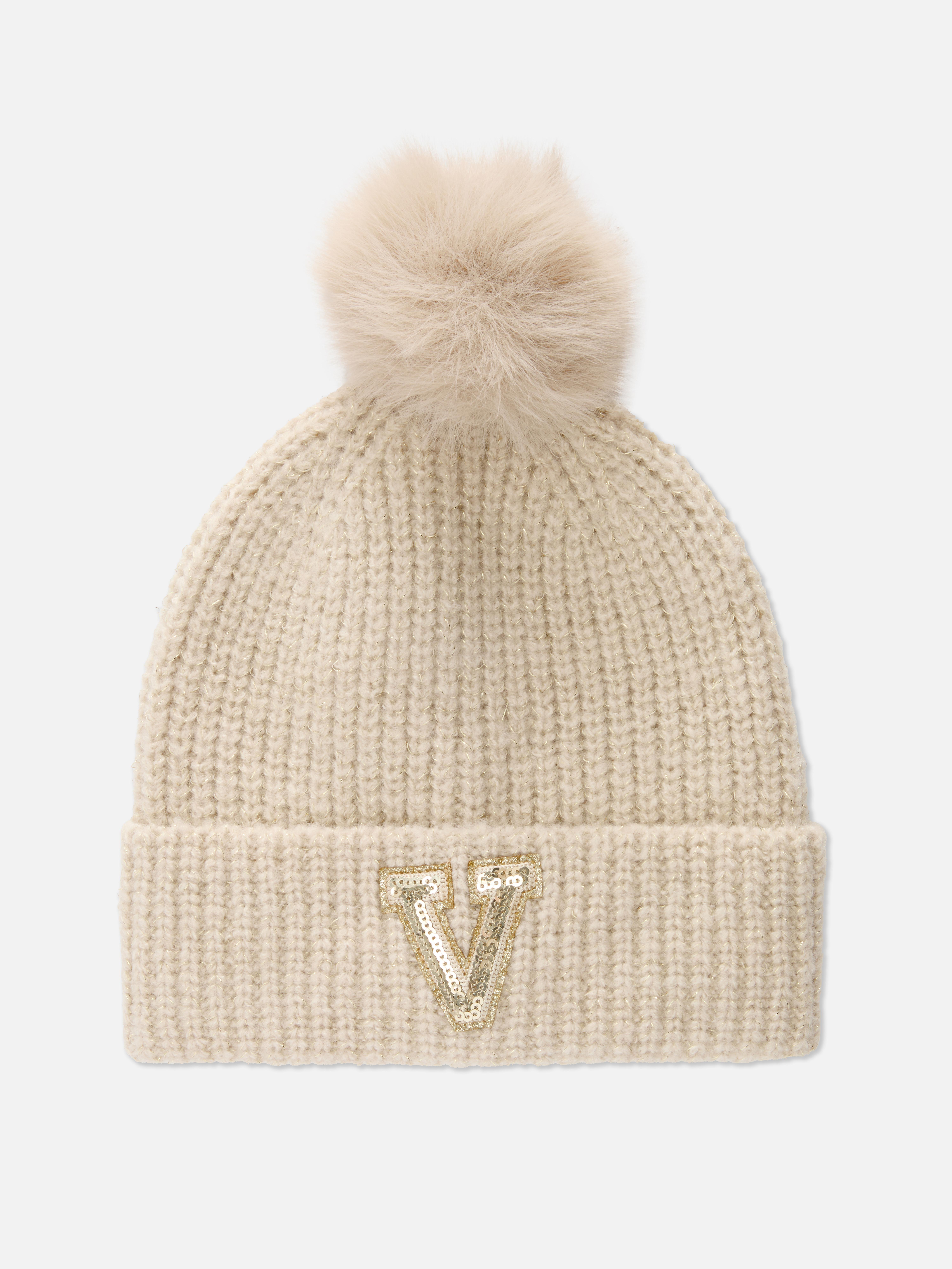 Gorro con inicial y pompón Color crema