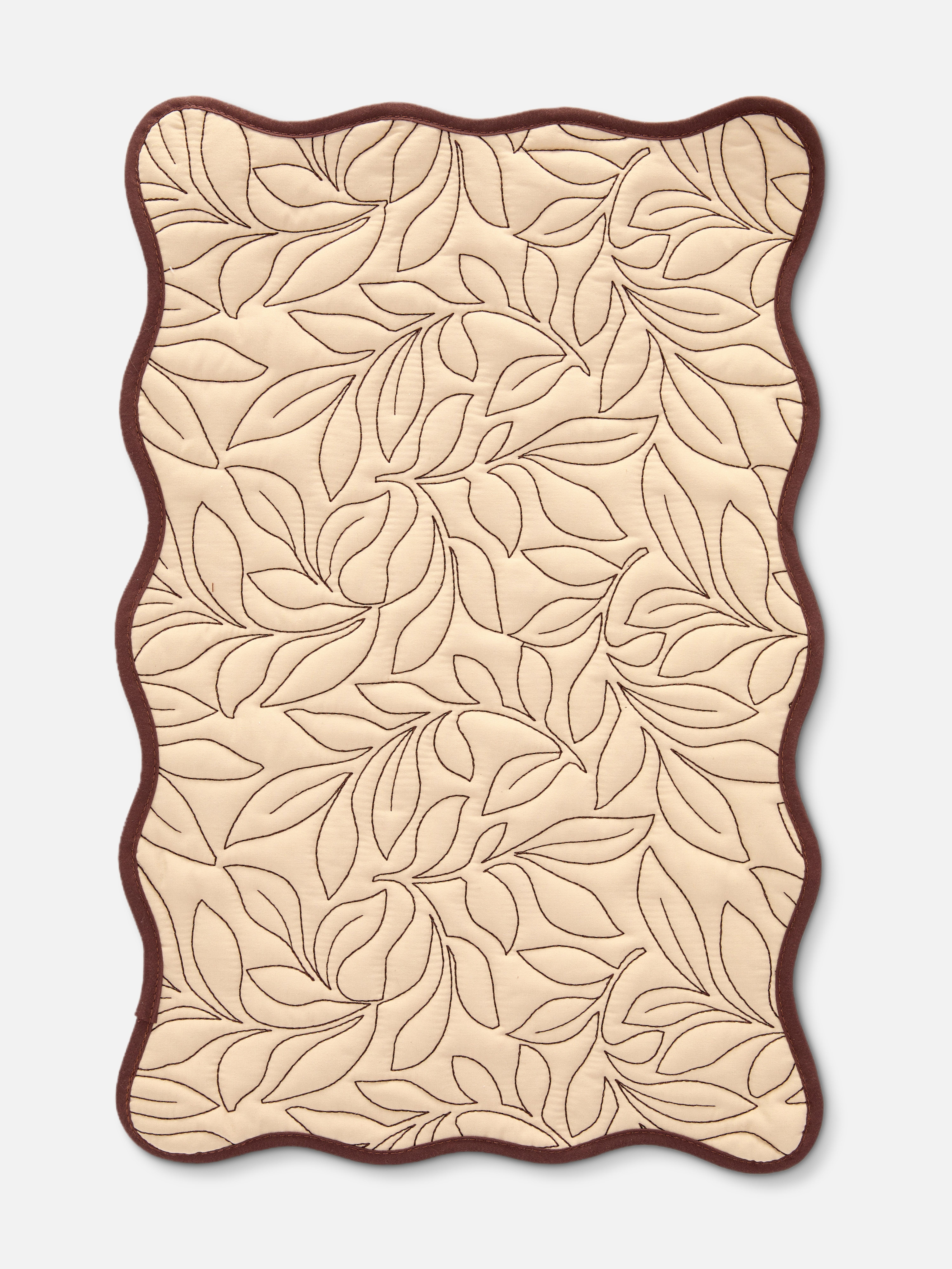 Gestepptes Tischset mit Blumenmuster