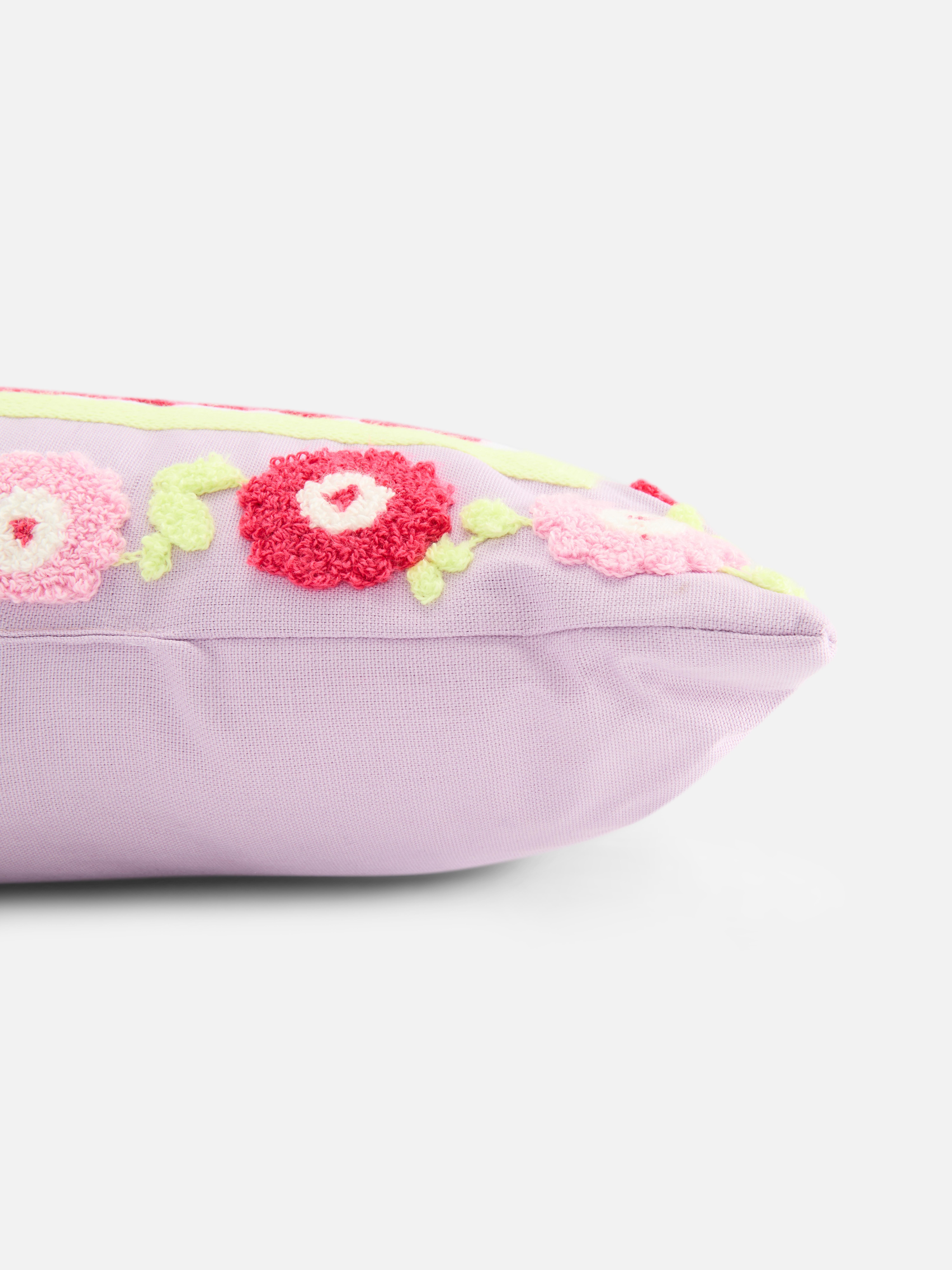 Coussin à message et fleurs en crochet