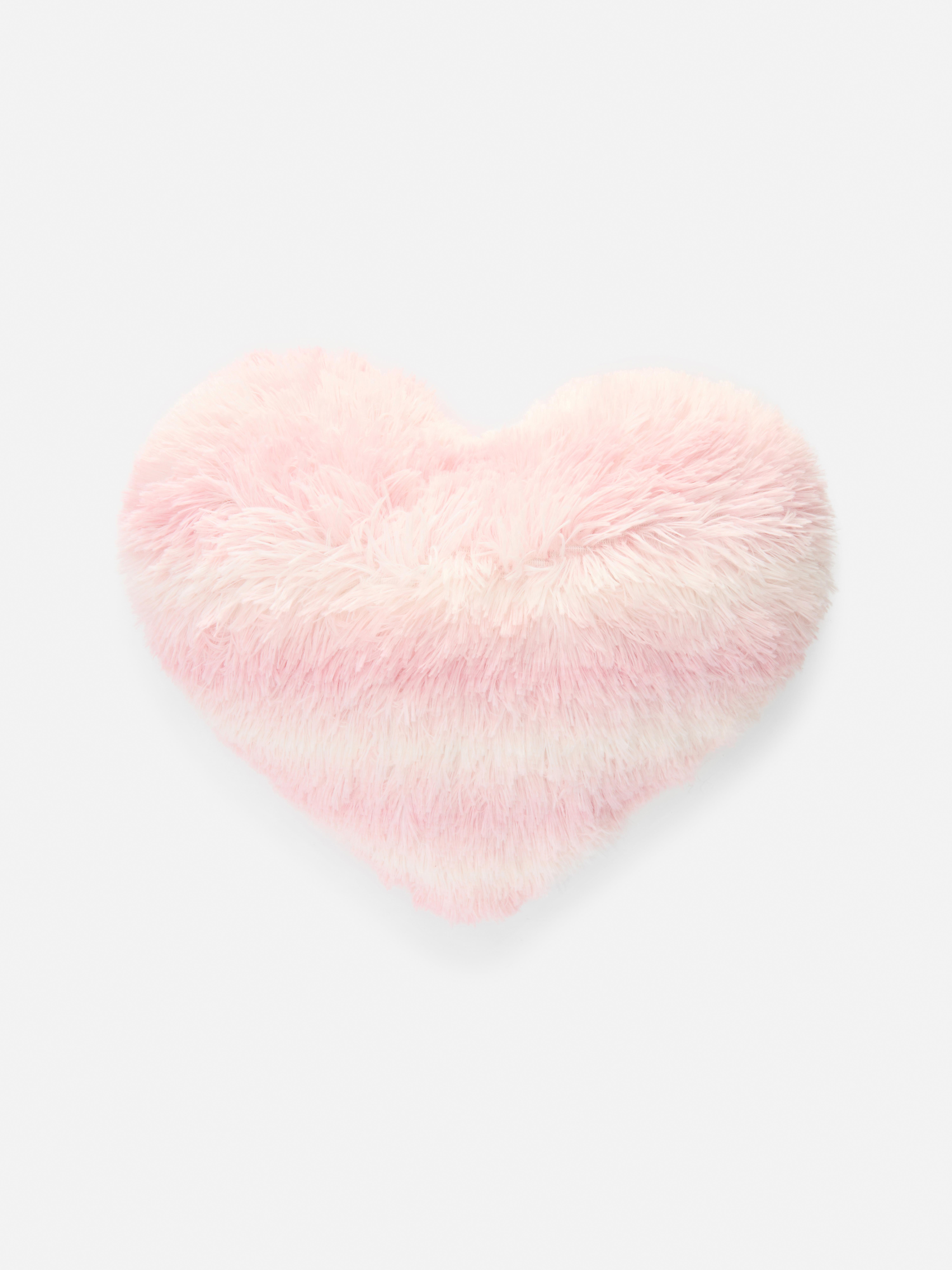 Flauschiges Kissen in Herzform