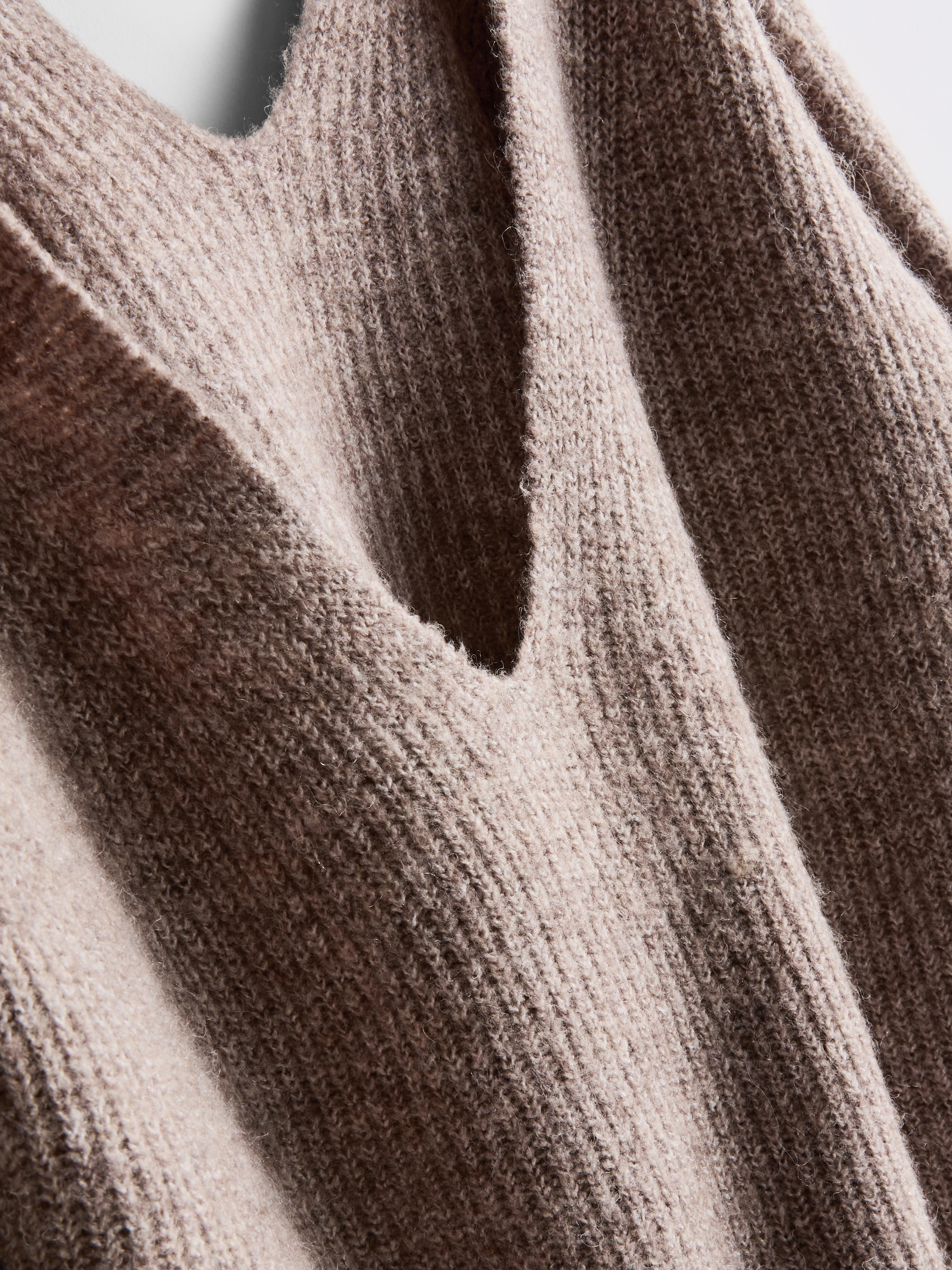 Pulover cu decolteu în V